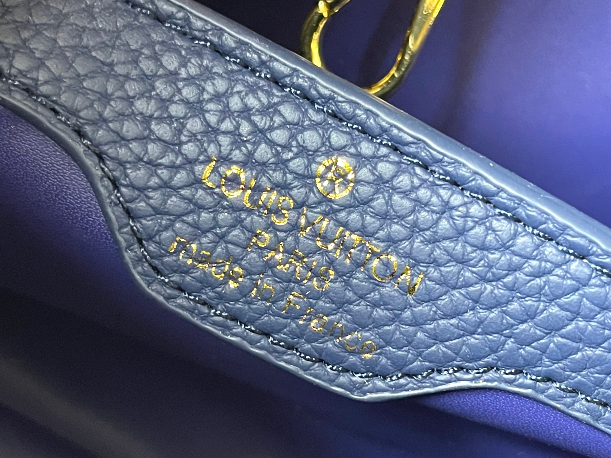 升级版，M20844宝蓝色花卉三拼
本款 Cap-ucines BB 手袋取材 Taurillon 皮革