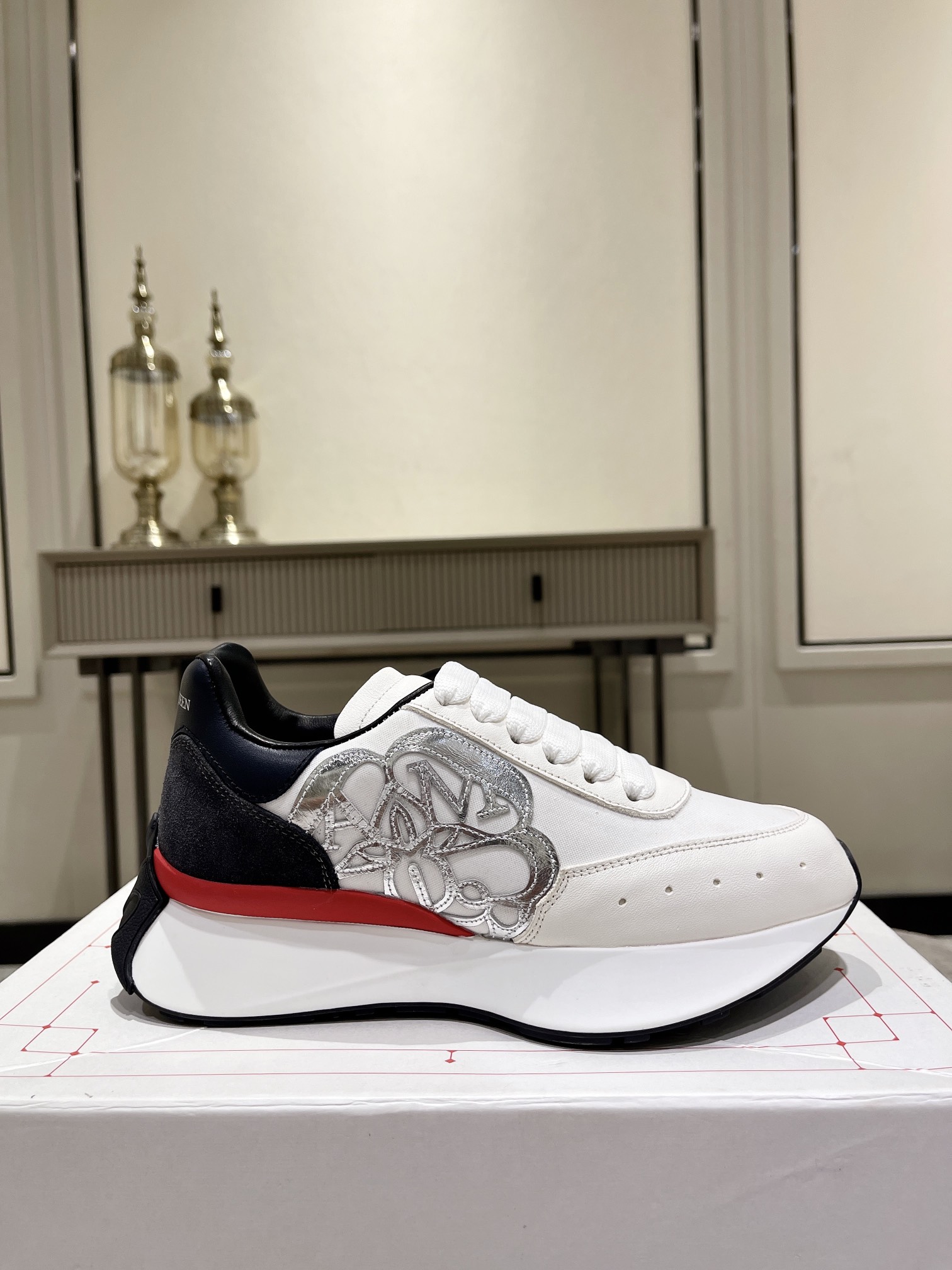 NO:616179,Electric embroidery, men's size, the latest thick-soled white shoes with letters, high quality goods!  The top purchase version of the fabric and leather is the correct and the best leather in our store - top environmentally friendly leather (not counterfeit fake environmentally friendly leather in the market), and the velvet splicing model uses high-density fabric + imported high-grade high-mercerized smooth cow suede outsole (the outsole is the final correct version). After waiting for a long time for the correct outsole, all the ones on the market in the early stage are incorrect. The lining is environmentally friendly imported fine mesh, calfskin foot pads [does not delaminate and does not fade] ss Alexande*  McQUEE* women's size 34-41 (34.40.41) customized, non-refundable, men's size 38-45 (38.45 customized), casual shoes/sports shoes, sneakers, cowhide19860909电绣花 男码 最新厚底字母小白鞋 高货！顶级代购版本 面料皮料认准我家正确最优等皮料-顶级环保皮（非市场仿冒假环保皮）、布绒拼接款采用的是高密度布料+进口上等高丝光牛反绒 大底（大底是最终正确版）,等待正确大底经过漫长时间,前期市面出的一律都是不正确的. 内里环保进口细网布 小牛皮垫脚【不脱层不褪色】 ss Alexande* McQUEE* 码数女款34-41（34.40.41）订做不退换 男款38-45（38.45定做）,休闲鞋/运动鞋,sneakers,cowhide,Women's Shoes