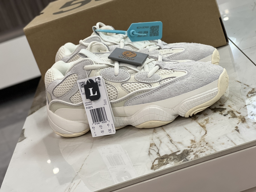 NO:279761,Spot in stock Pure original version Counter 35.5-46 (including half-code) Correct 3M reflection Poison card supports scanning Adidas Yeezy500 White bone white Item number FV3573 Define top-level production process Only the original shoes are sold #AD Wanbang original fur and skewed cowhide #Built-in adiPRENE  shock absorption technology #All shoes include inner lining Machine needle spacing adjustment is consistent with the original #Original mold development 