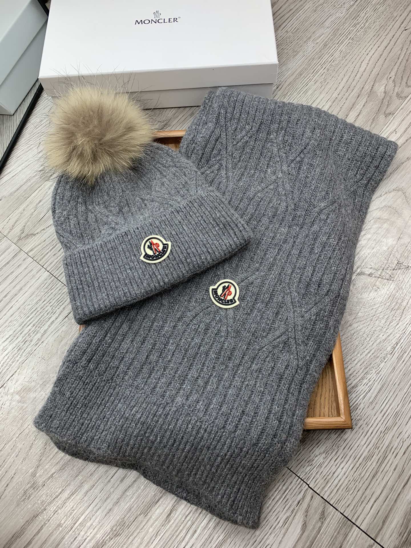 NO:659613,.Mandou.[Wool Suit Hat-with Luozi Fur Ball]Classic Suit Hat!  Hat and scarf!  The material is 70% wool and 30% rabbit fur. It’s warm and super comfortable. It’s a great tool for young ladies to reduce their age in winter. This winter, all you need is a set of hats. It’s warm and fashionable!  Unisex model! Can be made as a couple model!  Complete range of anti-counterfeiting labels and elevators!  Many styles, welcome to choose! Suits, suits, Moncler, hats19860909.蒙口.【羊毛套装帽子-配骆子毛球】经典套装帽子！帽子围巾！材质70羊毛30兔毛.暖暖哒超级舒服～冬日小姐姐减龄神器哦～这个冬天你就差这么一套套装帽子啦～又保暖又时尚！男女通用款!可以做情侣款！防伪标签吊卡齐全！多多款式,欢迎选择!套装,套装,Moncler,hats,accessory