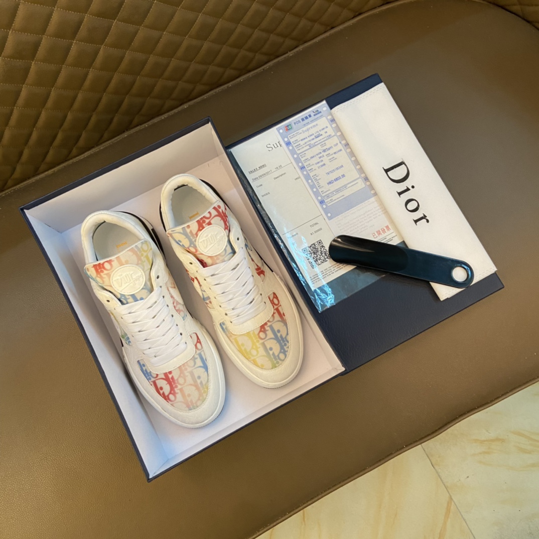 I5 Dior 迪奥  2022 低帮休闲运动鞋,采用进口头层牛皮打造,金属logo装饰,原版橡胶鞋底、鞋口带有品牌标志性细节,提升格调.时尚百搭,可为各式造型增光添彩.塑造独具动感活力与摩登气息的精致设计,这款全新必备鞋履为迪奥 Dior 的典藏传承再赋新彩,尽显现代优雅格调.男鞋：38-44 45订做   白色 黑色 黄色 多色可选