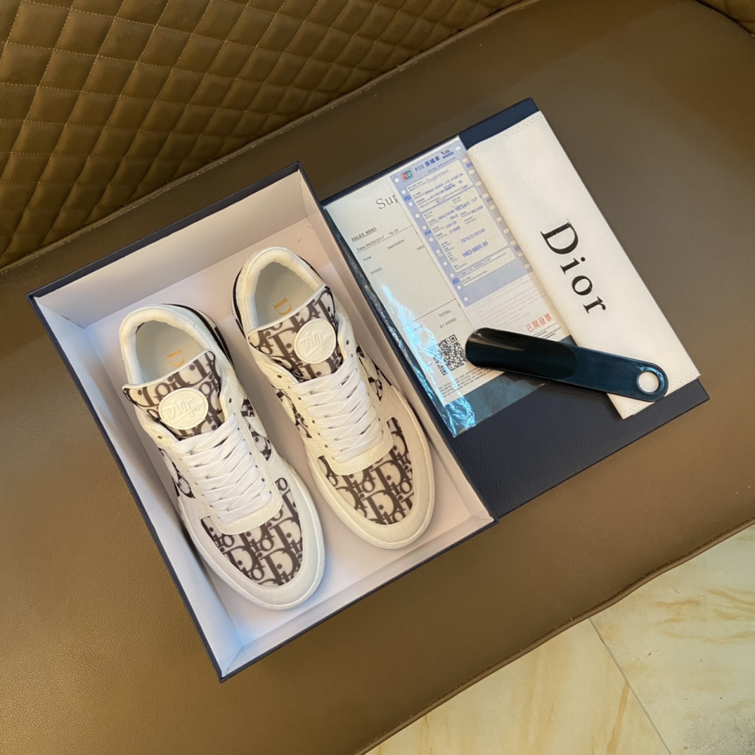I5 Dior 迪奥  2022 低帮休闲运动鞋,采用进口头层牛皮打造,金属logo装饰,原版橡胶鞋底、鞋口带有品牌标志性细节,提升格调.时尚百搭,可为各式造型增光添彩.塑造独具动感活力与摩登气息的精致设计,这款全新必备鞋履为迪奥 Dior 的典藏传承再赋新彩,尽显现代优雅格调.男鞋：38-44 45订做   白色 黑色 黄色 多色可选 哥哥