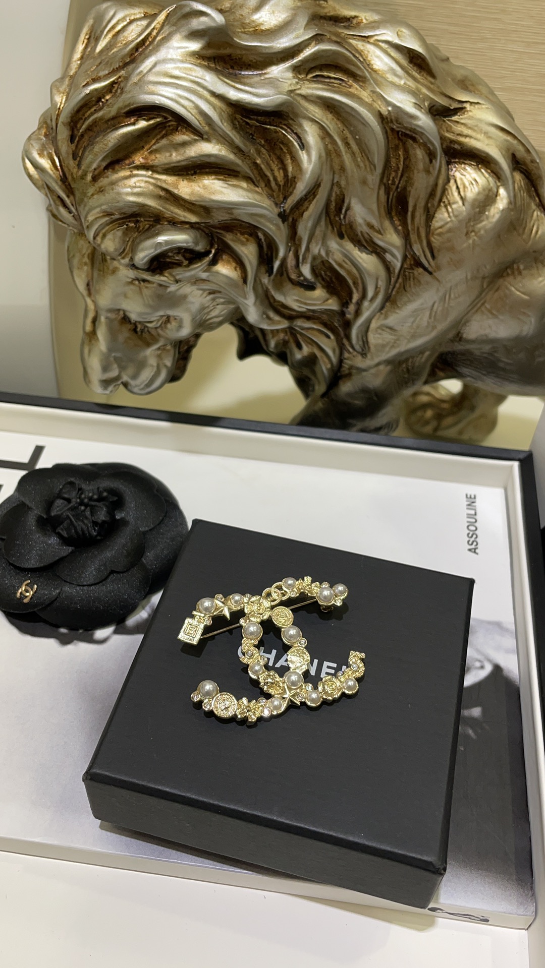 NO:720325,88200, in stock. The hot item is back. New light gold perfume bottle, pearl double C brooch, perfume bottle with multiple accessories, camellia decoration, gentle and noble, versatile artifact in the world, age-reducing and fashionable!  The overall tone is elegant and energetic, giving people a fashionable and classy feel!  Symbolizing the best expression of taste!  No loss in investment, Brooch, Breastpin, Cardia high-end jewelry1986090988200,现货 爆款返场 新款淡金色香水瓶珍珠双C胸针 香水瓶多配件山茶花点缀 温柔贵气 人间百搭神器 减龄又时髦！整体色调淡雅又有活力 给人时髦有品的感觉 ！ 象征品味最好的表达！ 入股不亏,,brooch，breastpin,卡迪亚高端饰品,Jewelry