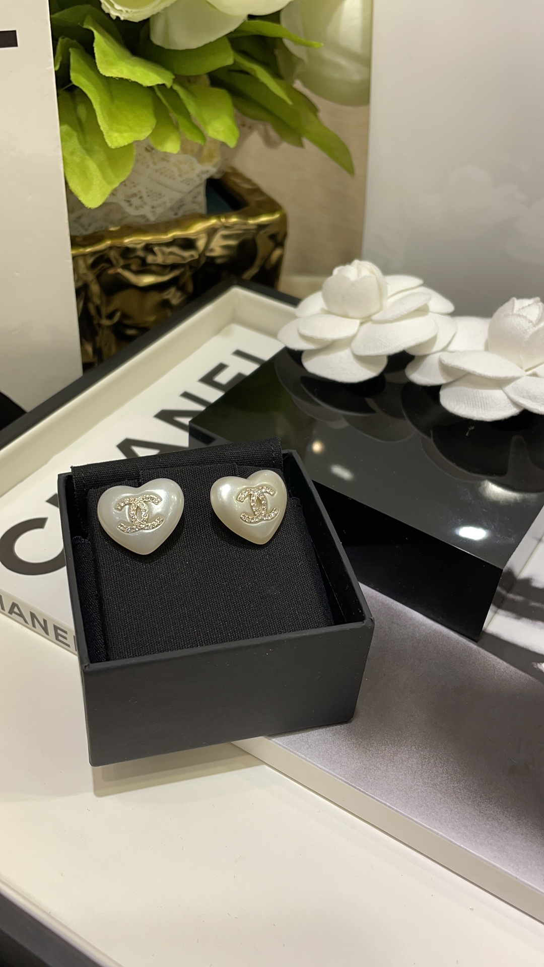 NO:765433,88180 Yi Mengling and Park Minying's same style 22B acrylic white love pearl full diamond double C stud earrings. The most expensive and hard-to-find love series!  I fell in love with it at first glance. It is clean and white. When you put it on, you will instantly become a little fairy. It is gentle and has a sense of presence. Custom-developed Swarovski diamonds. Heart-shaped resin pearls. Packing box with picture, Cartier high-end jewelry.1986090988180易梦玲、朴敏英同款 22B亚克力白色爱心珍珠满钻双C耳钉 专贵最难买的爱心系列！ 一眼就爱上了 干干净净的白色 戴上秒变小仙女 温柔又存在感 z定制开发 施华洛钻 桃心z一致树脂珍珠 带图片包装盒,,卡迪亚高端饰品,Jewelry