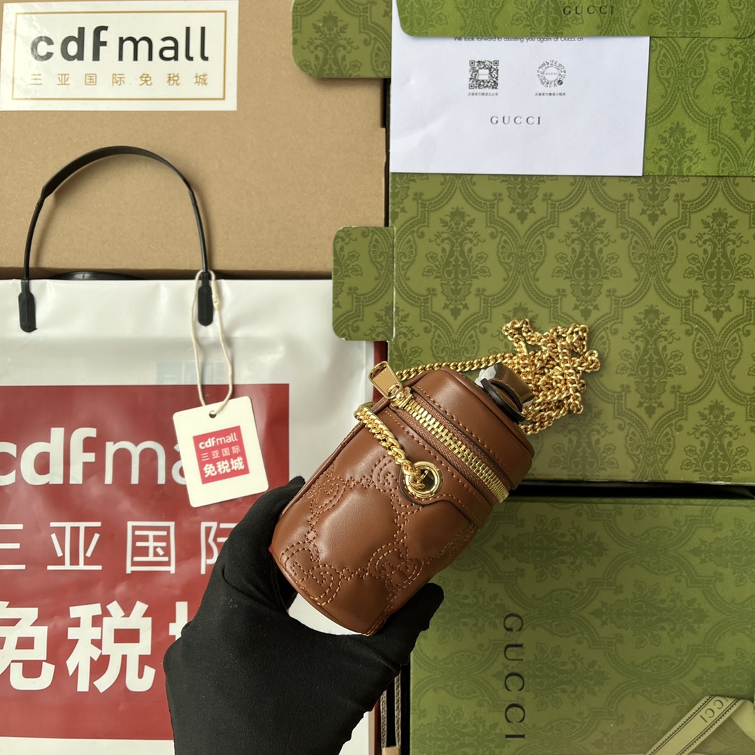 p490。📣📣📣【原厂皮配🌈(Cdfmall三亚免税店手提袋】🔥🔥 GG Matelassé迷你手提包,绗缝皮革以柔软质感诠释品牌标志性材质。富有纹理感的几何图案生动演绎包括这款绿色迷你手提包在内的多款小号皮革配饰。正面饰有双G配件,为整款设计注入品牌标识内涵。隐藏 详细信息,绿色GG Matelassé皮革,金色调配件双G、内部:1个开口口袋和钩扣,提手(1.5厘米高)肩带高50厘米,拉链开合。
型号:723770。
尺寸:16(宽)x 10.5(高)x 5厘米(深)
颜色:棕色/压花G全皮。
意大利创作