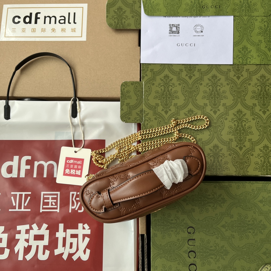 p490。📣📣📣【原厂皮配🌈(Cdfmall三亚免税店手提袋】🔥🔥 GG Matelassé迷你手提包,绗缝皮革以柔软质感诠释品牌标志性材质。富有纹理感的几何图案生动演绎包括这款绿色迷你手提包在内的多款小号皮革配饰。正面饰有双G配件,为整款设计注入品牌标识内涵。隐藏 详细信息,绿色GG Matelassé皮革,金色调配件双G、内部:1个开口口袋和钩扣,提手(1.5厘米高)肩带高50厘米,拉链开合。
型号:723770。
尺寸:16(宽)x 10.5(高)x 5厘米(深)
颜色:棕色/压花G全皮。
意大利创作