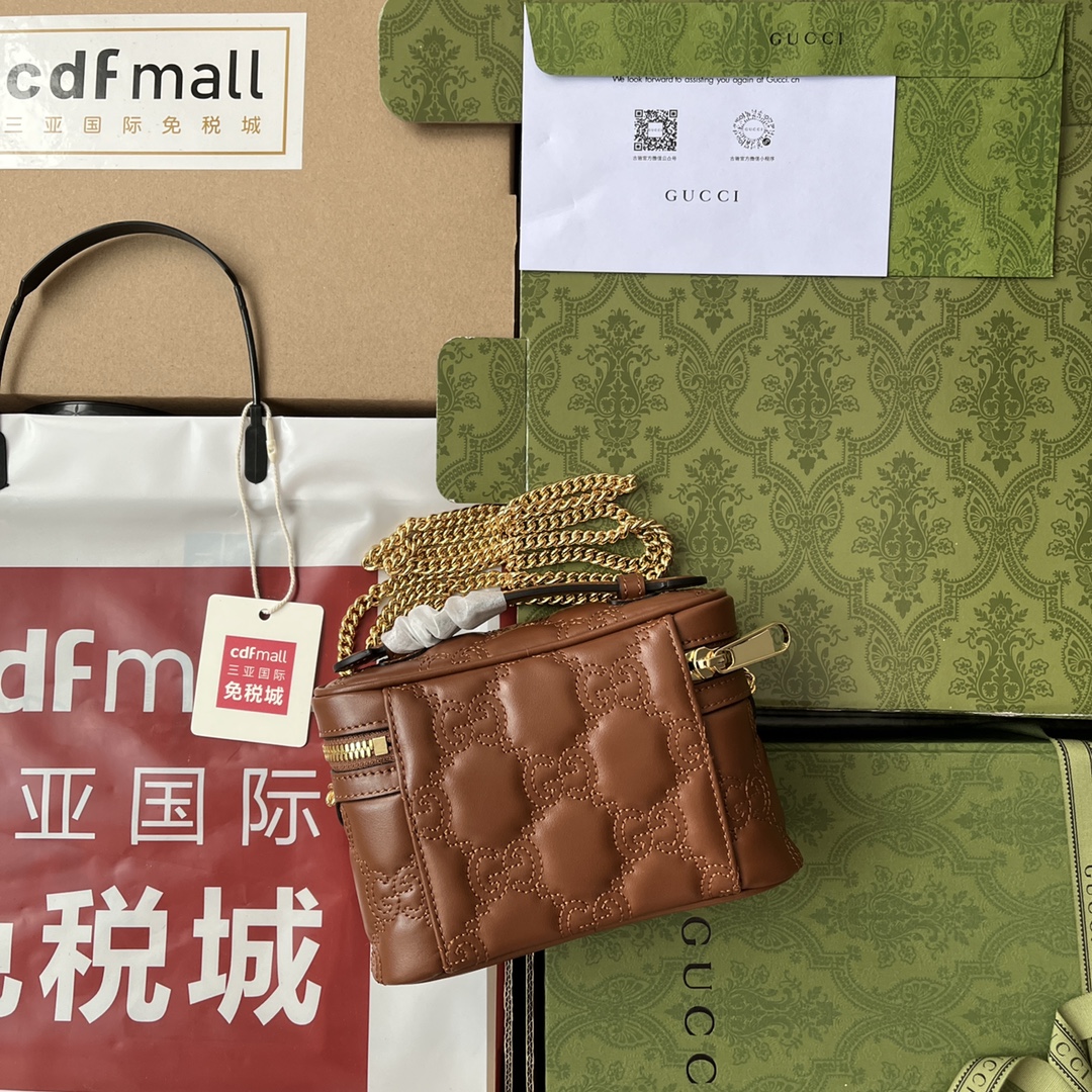p490。📣📣📣【原厂皮配🌈(Cdfmall三亚免税店手提袋】🔥🔥 GG Matelassé迷你手提包,绗缝皮革以柔软质感诠释品牌标志性材质。富有纹理感的几何图案生动演绎包括这款绿色迷你手提包在内的多款小号皮革配饰。正面饰有双G配件,为整款设计注入品牌标识内涵。隐藏 详细信息,绿色GG Matelassé皮革,金色调配件双G、内部:1个开口口袋和钩扣,提手(1.5厘米高)肩带高50厘米,拉链开合。
型号:723770。
尺寸:16(宽)x 10.5(高)x 5厘米(深)
颜色:棕色/压花G全皮。
意大利创作