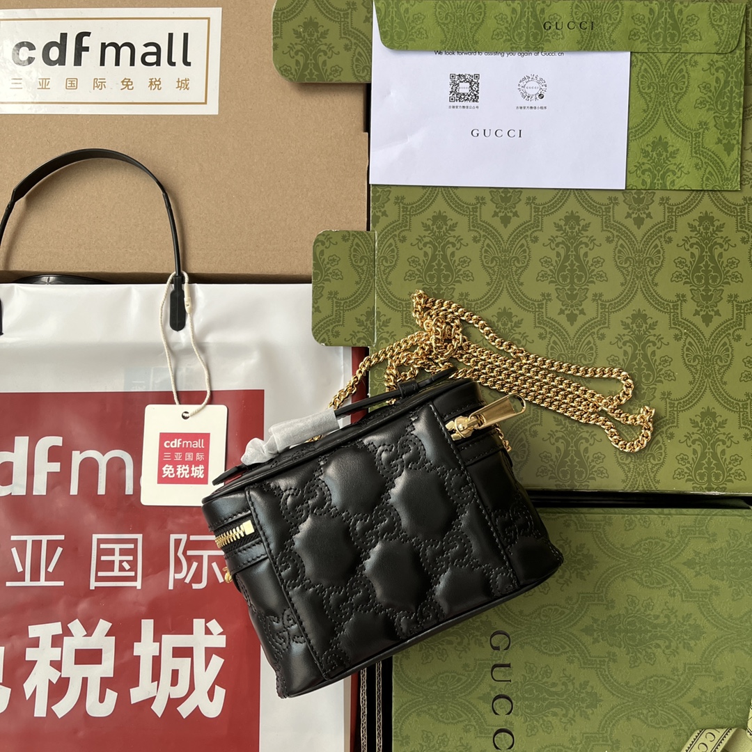 p490。📣📣📣【原厂皮配🌈(Cdfmall三亚免税店手提袋】🔥🔥 GG Matelassé迷你手提包,绗缝皮革以柔软质感诠释品牌标志性材质。富有纹理感的几何图案生动演绎包括这款绿色迷你手提包在内的多款小号皮革配饰。正面饰有双G配件,为整款设计注入品牌标识内涵。隐藏 详细信息,绿色GG Matelassé皮革,金色调配件双G、内部:1个开口口袋和钩扣,提手(1.5厘米高)肩带高50厘米,拉链开合。
型号:723770。
尺寸:16(宽)x 10.5(高)x 5厘米(深)
颜色:黑色/压花G全皮。
意大利创作