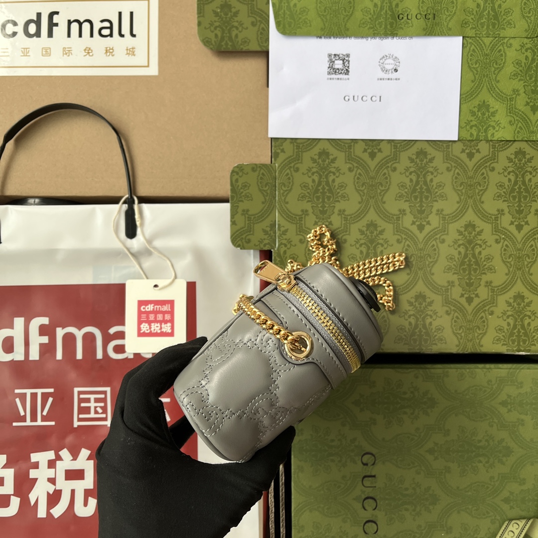 p490。📣📣📣【原厂皮配🌈(Cdfmall三亚免税店手提袋】🔥🔥 GG Matelassé迷你手提包,绗缝皮革以柔软质感诠释品牌标志性材质。富有纹理感的几何图案生动演绎包括这款绿色迷你手提包在内的多款小号皮革配饰。正面饰有双G配件,为整款设计注入品牌标识内涵。隐藏 详细信息,绿色GG Matelassé皮革,金色调配件双G、内部:1个开口口袋和钩扣,提手(1.5厘米高)肩带高50厘米,拉链开合。
型号:723770。
尺寸:16(宽)x 10.5(高)x 5厘米(深)
颜色:灰色/压花G全皮。
意大利创作