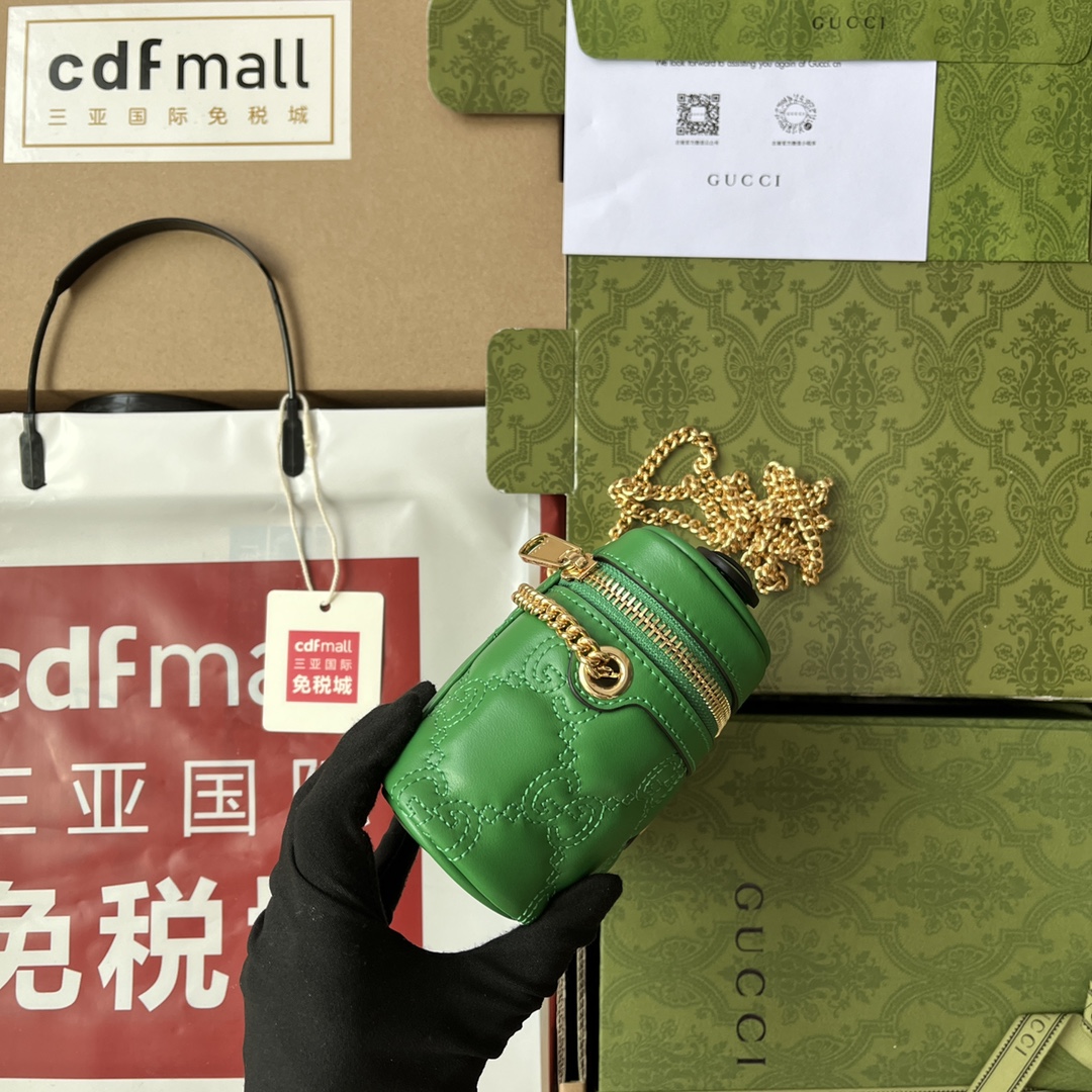 p490。📣📣📣【原厂皮配🌈(Cdfmall三亚免税店手提袋】🔥🔥 GG Matelassé迷你手提包，绗缝皮革以柔软质感诠释品牌标志性材质。富有纹理感的几何图案生动演绎包括这款绿色迷你手提包在内的多款小号皮革配饰。正面饰有双G配件，为整款设计注入品牌标识内涵。隐藏 详细信息，绿色GG Matelassé皮革，金色调配件双G、内部：1个开口口袋和钩扣，提手（1.5厘米高）肩带高50厘米，拉链开合。
型号：723770。
尺寸：16（宽）x 10.5（高）x 5厘米（深）
颜色：绿色/压花G全皮。
意大利创作