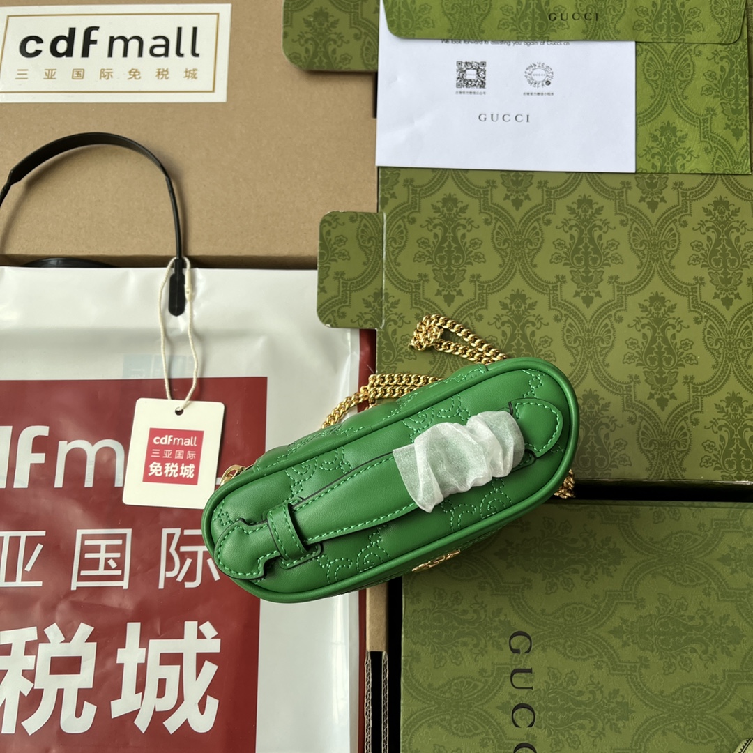 p490。📣📣📣【原厂皮配🌈(Cdfmall三亚免税店手提袋】🔥🔥 GG Matelassé迷你手提包，绗缝皮革以柔软质感诠释品牌标志性材质。富有纹理感的几何图案生动演绎包括这款绿色迷你手提包在内的多款小号皮革配饰。正面饰有双G配件，为整款设计注入品牌标识内涵。隐藏 详细信息，绿色GG Matelassé皮革，金色调配件双G、内部：1个开口口袋和钩扣，提手（1.5厘米高）肩带高50厘米，拉链开合。
型号：723770。
尺寸：16（宽）x 10.5（高）x 5厘米（深）
颜色：绿色/压花G全皮。
意大利创作