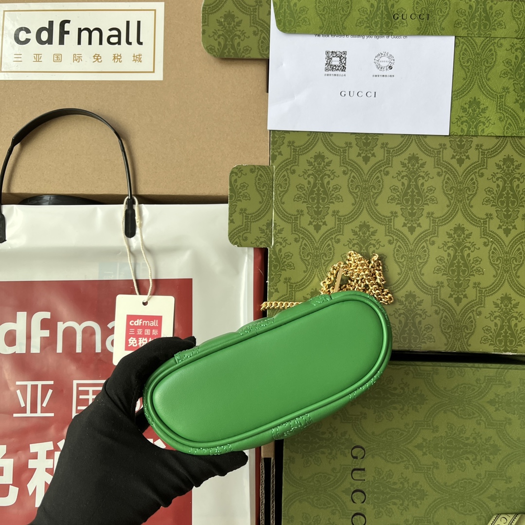 p490。📣📣📣【原厂皮配🌈(Cdfmall三亚免税店手提袋】🔥🔥 GG Matelassé迷你手提包，绗缝皮革以柔软质感诠释品牌标志性材质。富有纹理感的几何图案生动演绎包括这款绿色迷你手提包在内的多款小号皮革配饰。正面饰有双G配件，为整款设计注入品牌标识内涵。隐藏 详细信息，绿色GG Matelassé皮革，金色调配件双G、内部：1个开口口袋和钩扣，提手（1.5厘米高）肩带高50厘米，拉链开合。
型号：723770。
尺寸：16（宽）x 10.5（高）x 5厘米（深）
颜色：绿色/压花G全皮。
意大利创作