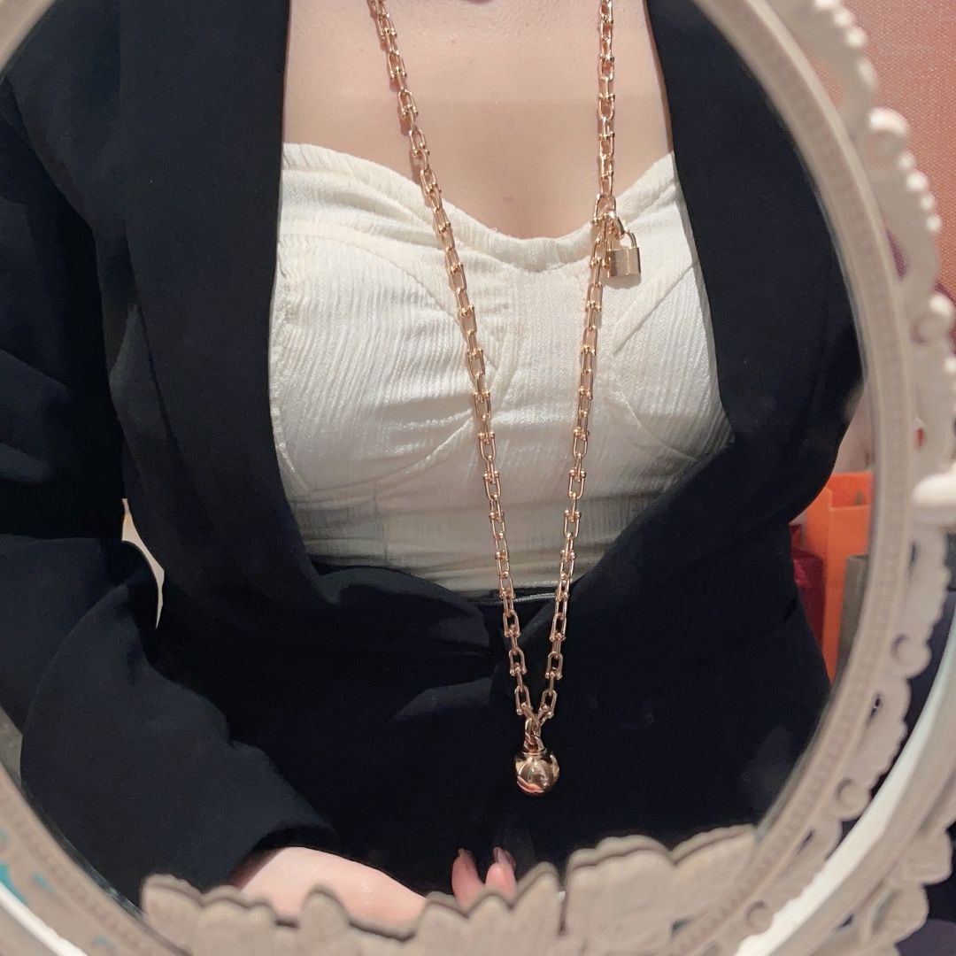 NO:677908,TD# chain padlock winding necklace HardWear avant-garde style, fearless to subvert, show your outstanding style, necklace, Cartier high-end jewelry19860909TD#链条挂锁缠绕式项链 HardWear 前卫风格 无畏颠覆 展露你的出众风格,,necklace,卡迪亚高端饰品,Jewelry