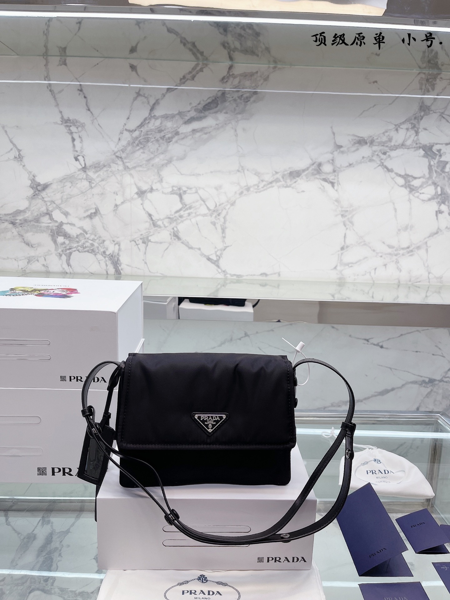 L0 原单 小号 x Cini Boeri 限量联名款 Nylon邮差包 invites x Cini Boeri 男女背都好看的Cini Boeri 19sS 最早发售的 里边儿带内胆的系列，可以入这个 尺寸24 18cm