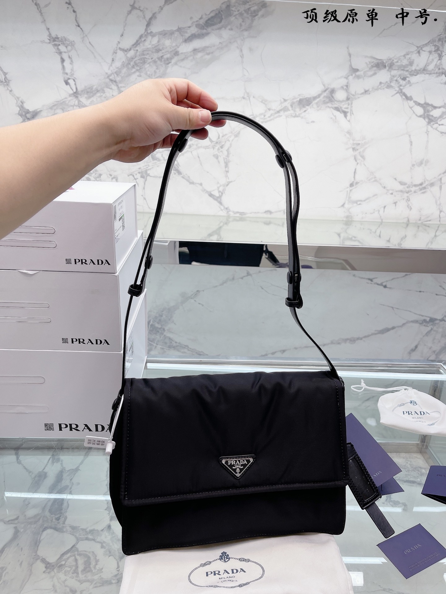 L0 原单 中号 x Cini Boeri 限量联名款 Nylon邮差包 invites x Cini Boeri 男女背都好看的Cini Boeri 19sS 最早发售的 里边儿带内胆的系列，可以入这个 尺寸31 22cm