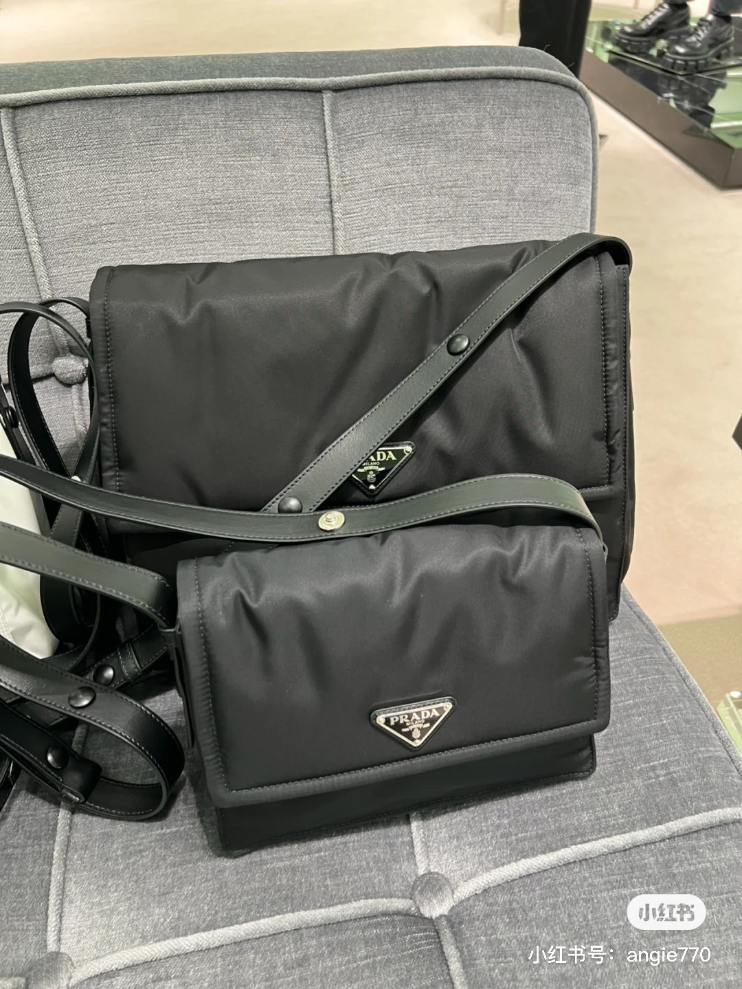 原单正品 Cini邮差包整个包容量感人，内里隔 层设计合理哑光皮质的肩带上，有可调节长度的皮包 四合扣，可根据造型需要来调节合适的长度，百搭 轻 便，非常适合日常通勤包身采用的都是原厂re-nylon 环保再生防水尼龙材质，包型很好，不会软塌塌的，这 个点要注意，男女同款