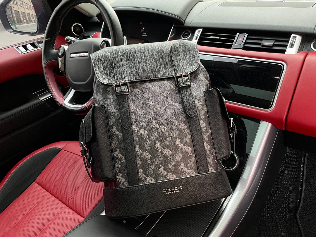 K5 高端货 “Coach/ Coach 蔻驰 ”双肩包进口原厂面料内含电脑隔层 拉链暗袋。高清五金logo标志、专用里内里。顺滑拉链、油边超平滑、做工精致每个细节到位旅行必备款。89897规格30/40/15。 “Coach/ Coach 蔻驰 ”双肩包进口原厂面料内含电脑隔层 拉链暗袋。高清五金logo标志、专用里内里。顺滑拉链、油边超平滑、做工精致每个细节到位旅行必备款。89897规格30/40/15。p275