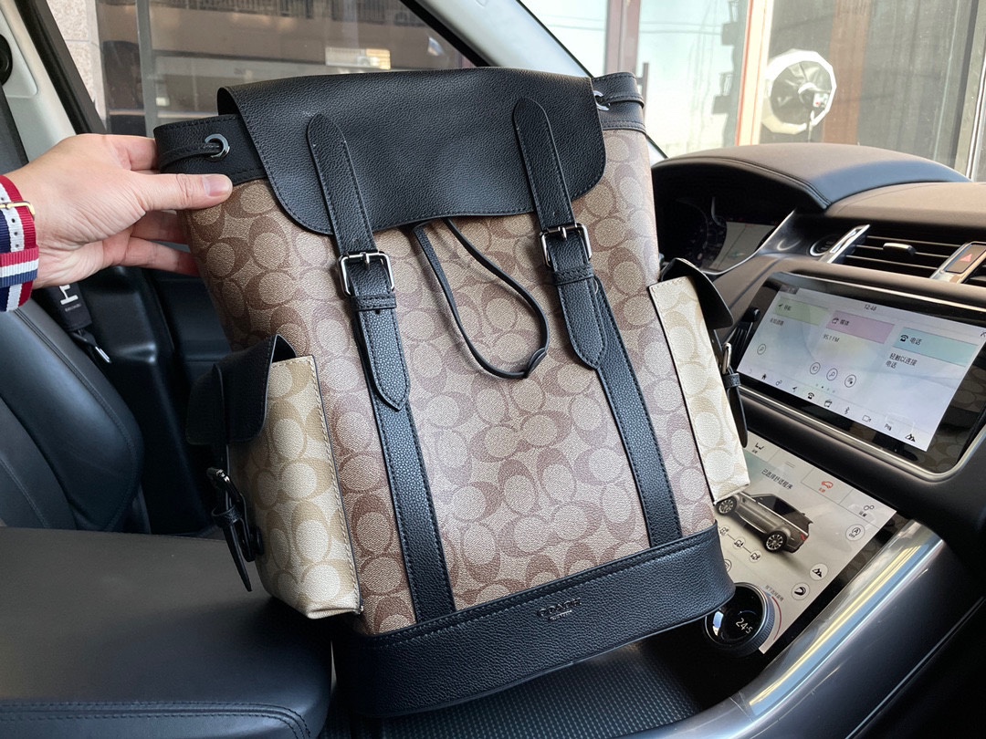 K5 高端货 “Coach/ Coach 蔻驰 ”双肩包进口原厂面料内含电脑隔层 拉链暗袋。高清五金logo标志、专用里内里。顺滑拉链、油边超平滑、做工精致每个细节到位旅行必备款。规格30/40/15。p275