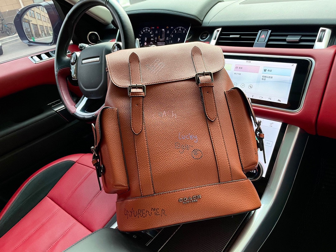 K5 高端货 “Coach/ Coach 蔻驰 ”双肩包进口原厂面料内含电脑隔层 拉链暗袋。高清五金logo标志、专用里内里。顺滑拉链、油边超平滑、做工精致每个细节到位旅行必备款。8146规格30/40/15。p275