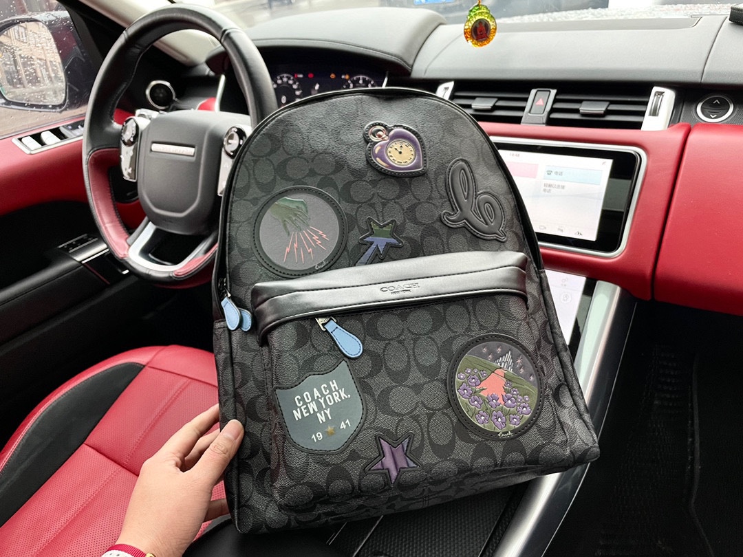 K5 高端货 “Coach/ Coach 蔻驰 ”双肩包徽章款 进口原厂面料超高清五金logo标志、专用里内里。超顺滑拉链、油边超平滑、做工精致每个细节到位旅行必备款。39720规格30/40/15。p270