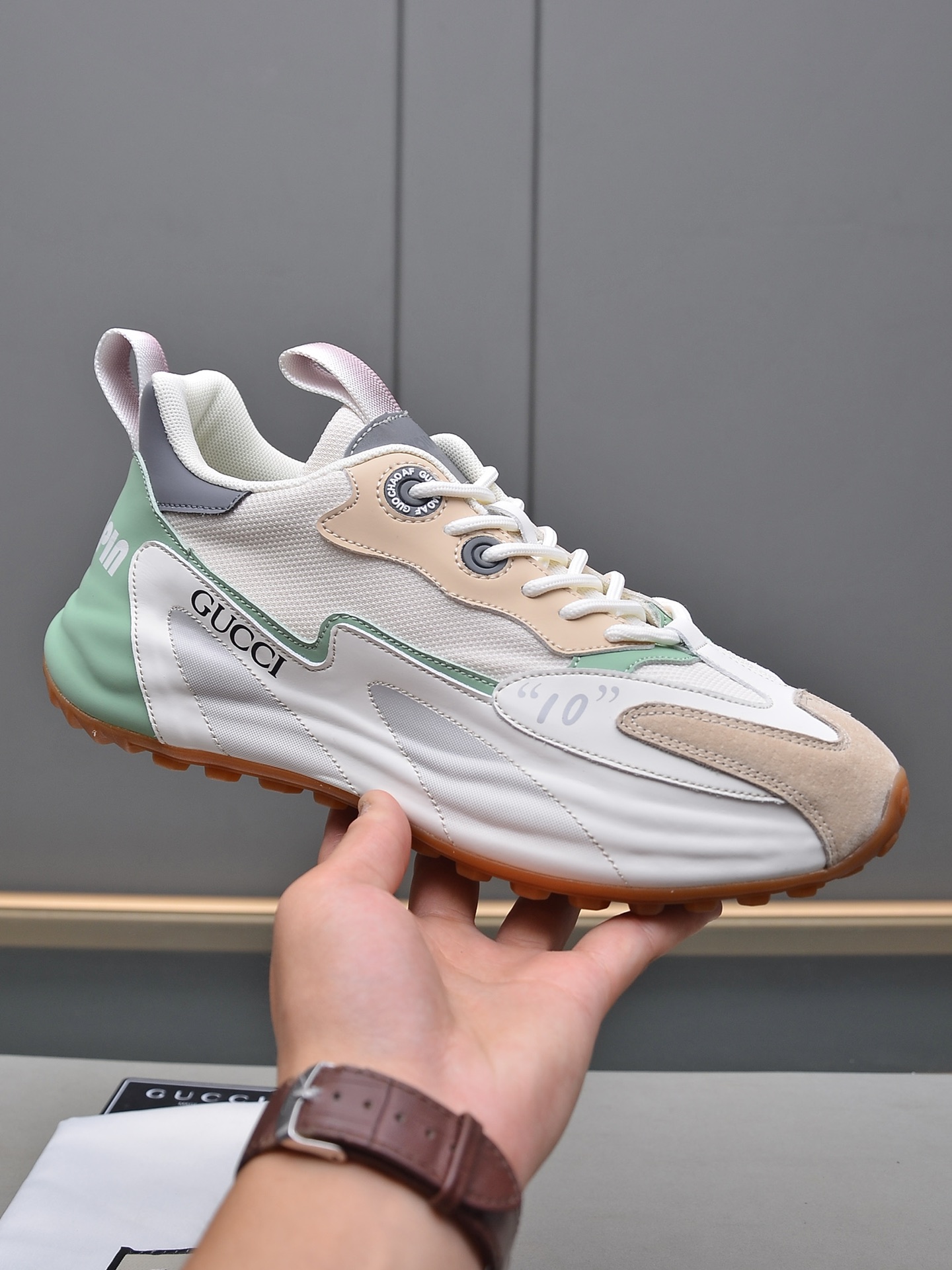 J0   Gucci  古奇 材料 精选 材质，吸汗内里。强烈立体视觉效果，防滑耐磨发泡大底38-44码。”},”showAddCart”:true,”album_qrcode”:”https://xcimg.szwego.com/code_C203211646565104341_20327633.png