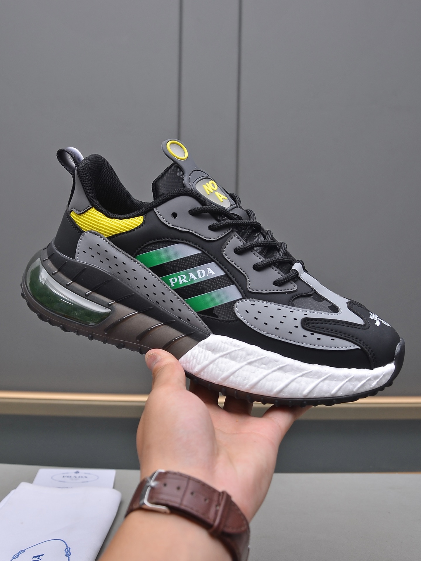 J0  Prada 普拉达 材料：精选 材质,吸汗内里.强烈立体视觉效果,防滑耐磨发泡大底38-44码.