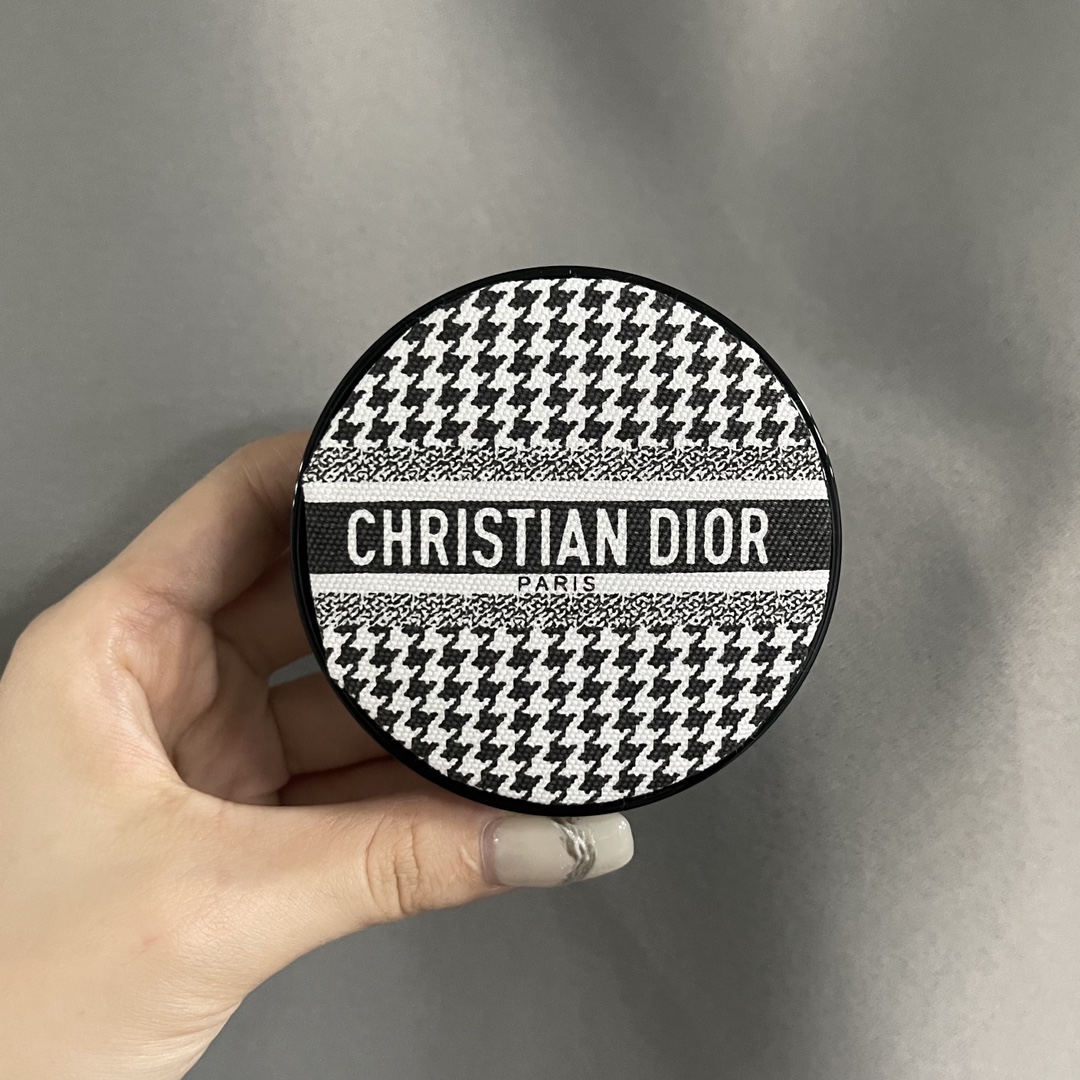 Dior Forever Skin Glow Cushion Foundation - 24H Perfection & Hydration 5 i1664806984 1884 4