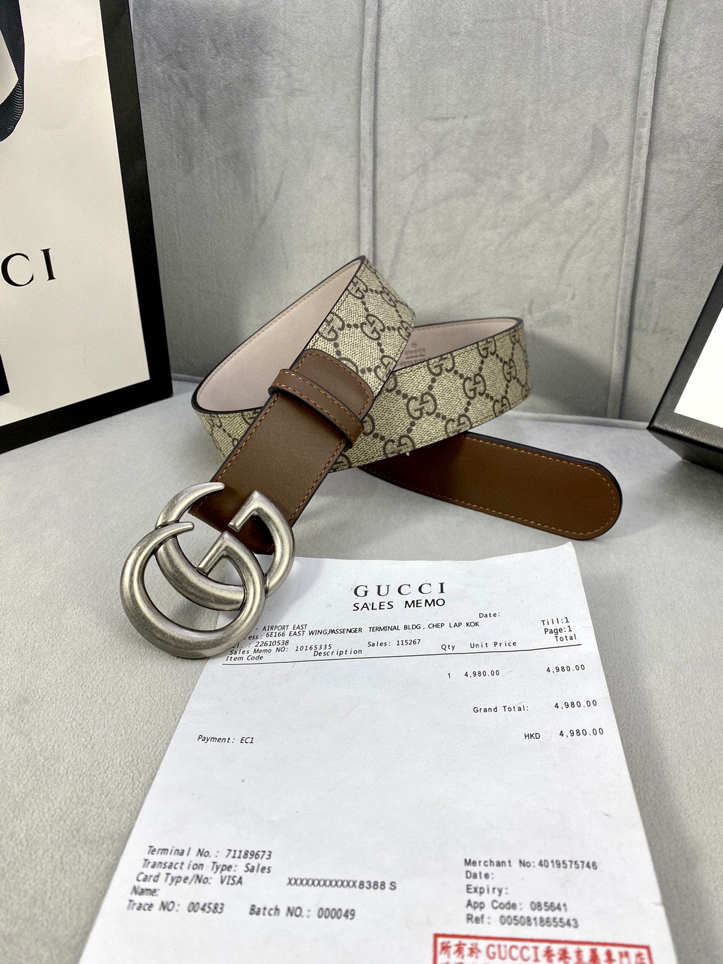 🅿️185宽度4.0cm gucci 这款腰带早秋系列中惊艳亮相，采用以标志性米色/乌木色组合呈现的品牌双G字母交织图案，与黑色皮革材质相得益彰。双G搭扣采用做旧效果，突显时尚造型。皮带 腰带