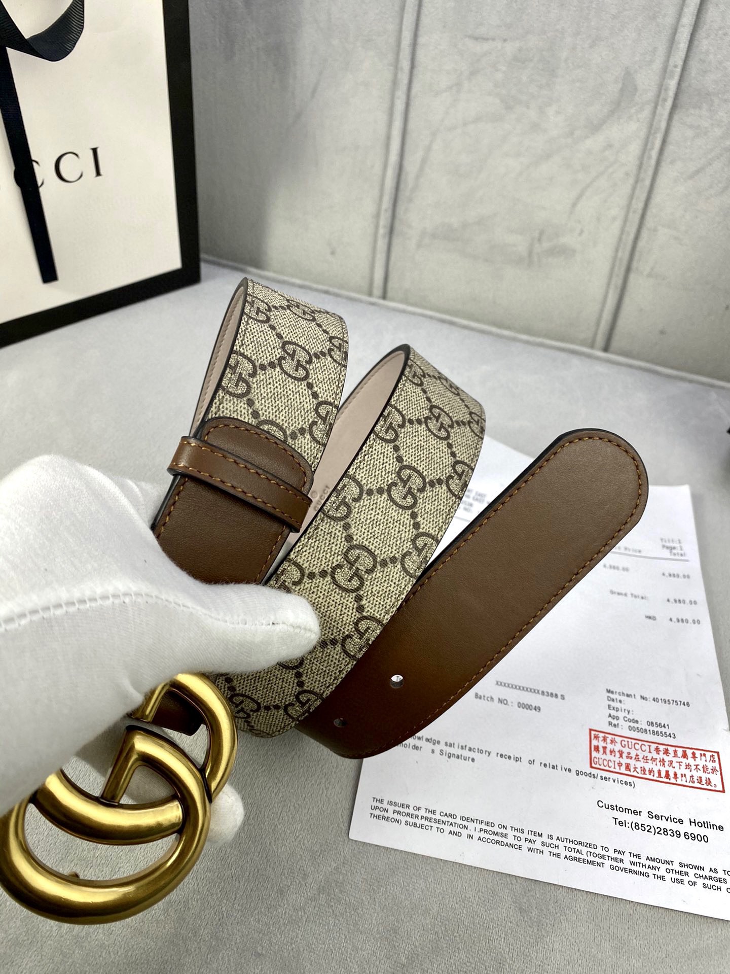 🅿️185宽度4.0cm gucci 这款腰带早秋系列中惊艳亮相，采用以标志性米色/乌木色组合呈现的品牌双G字母交织图案，与黑色皮革材质相得益彰。双G搭扣采用做旧效果，突显时尚造型。皮带 腰带