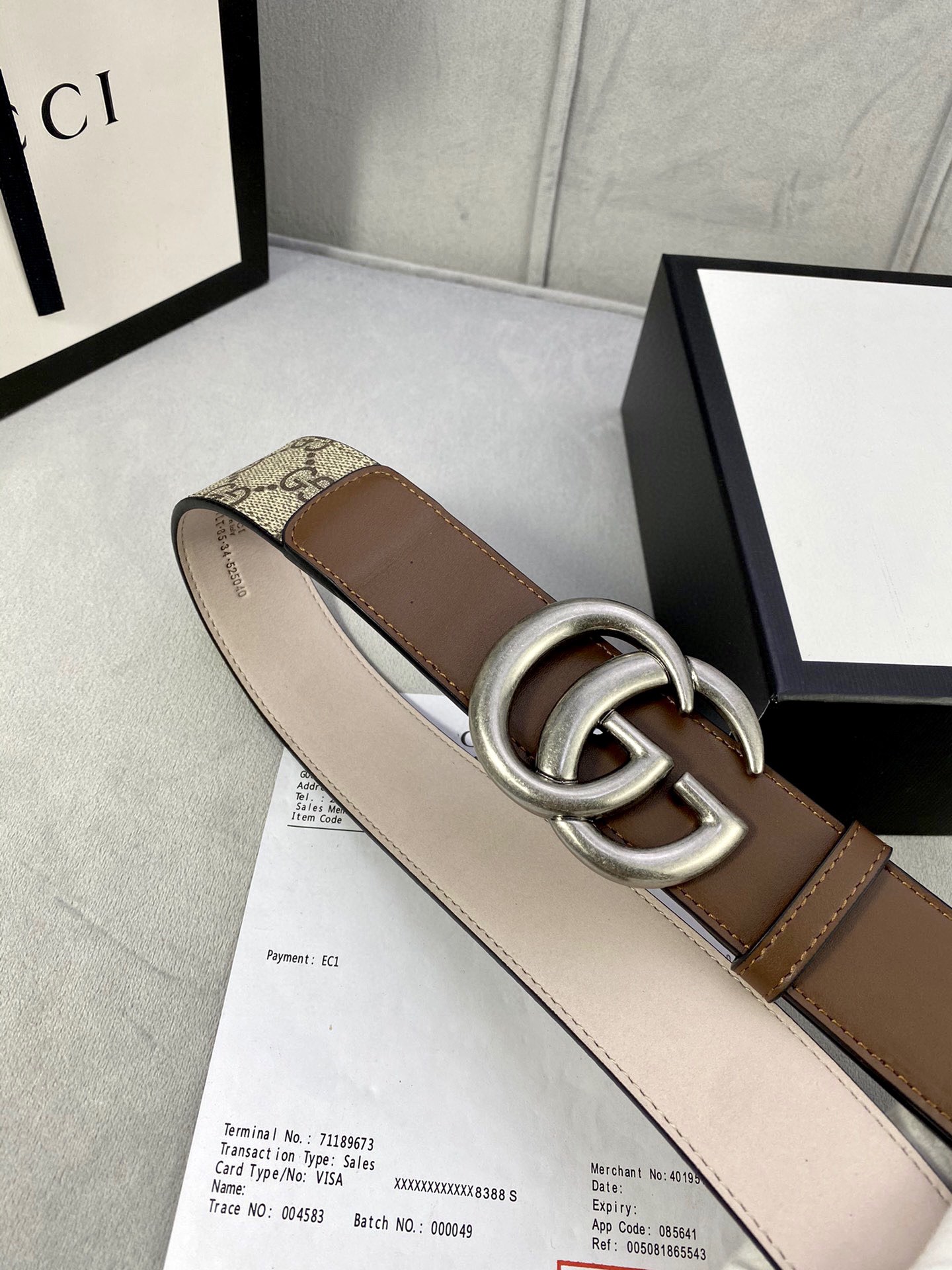 🅿️185宽度4.0cm gucci 这款腰带早秋系列中惊艳亮相，采用以标志性米色/乌木色组合呈现的品牌双G字母交织图案，与黑色皮革材质相得益彰。双G搭扣采用做旧效果，突显时尚造型。皮带 腰带