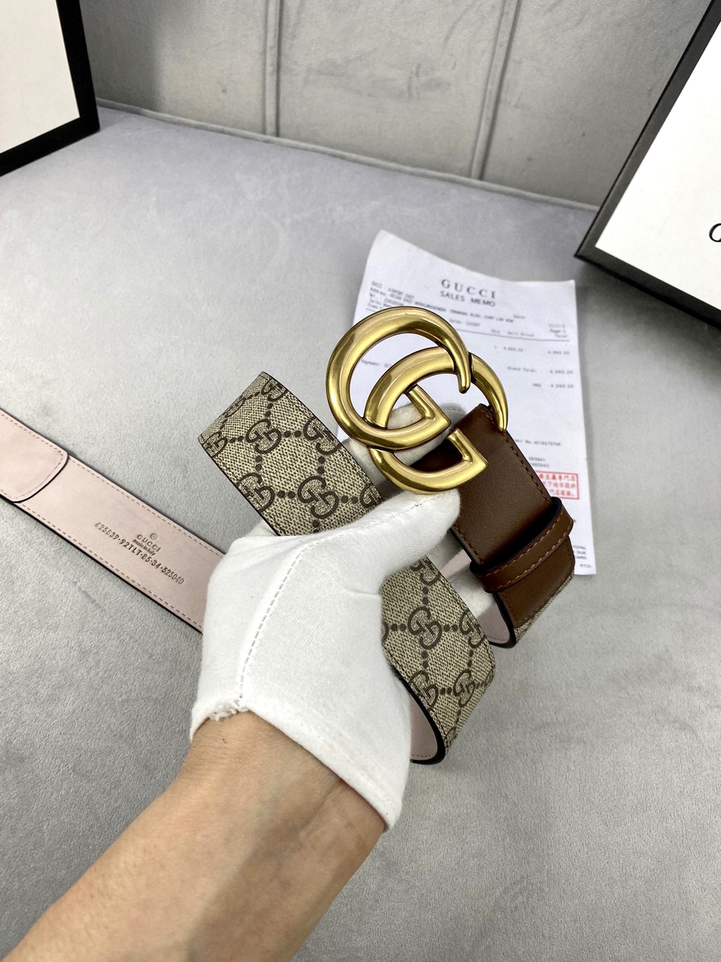 🅿️185宽度4.0cm gucci 这款腰带早秋系列中惊艳亮相，采用以标志性米色/乌木色组合呈现的品牌双G字母交织图案，与黑色皮革材质相得益彰。双G搭扣采用做旧效果，突显时尚造型。皮带 腰带