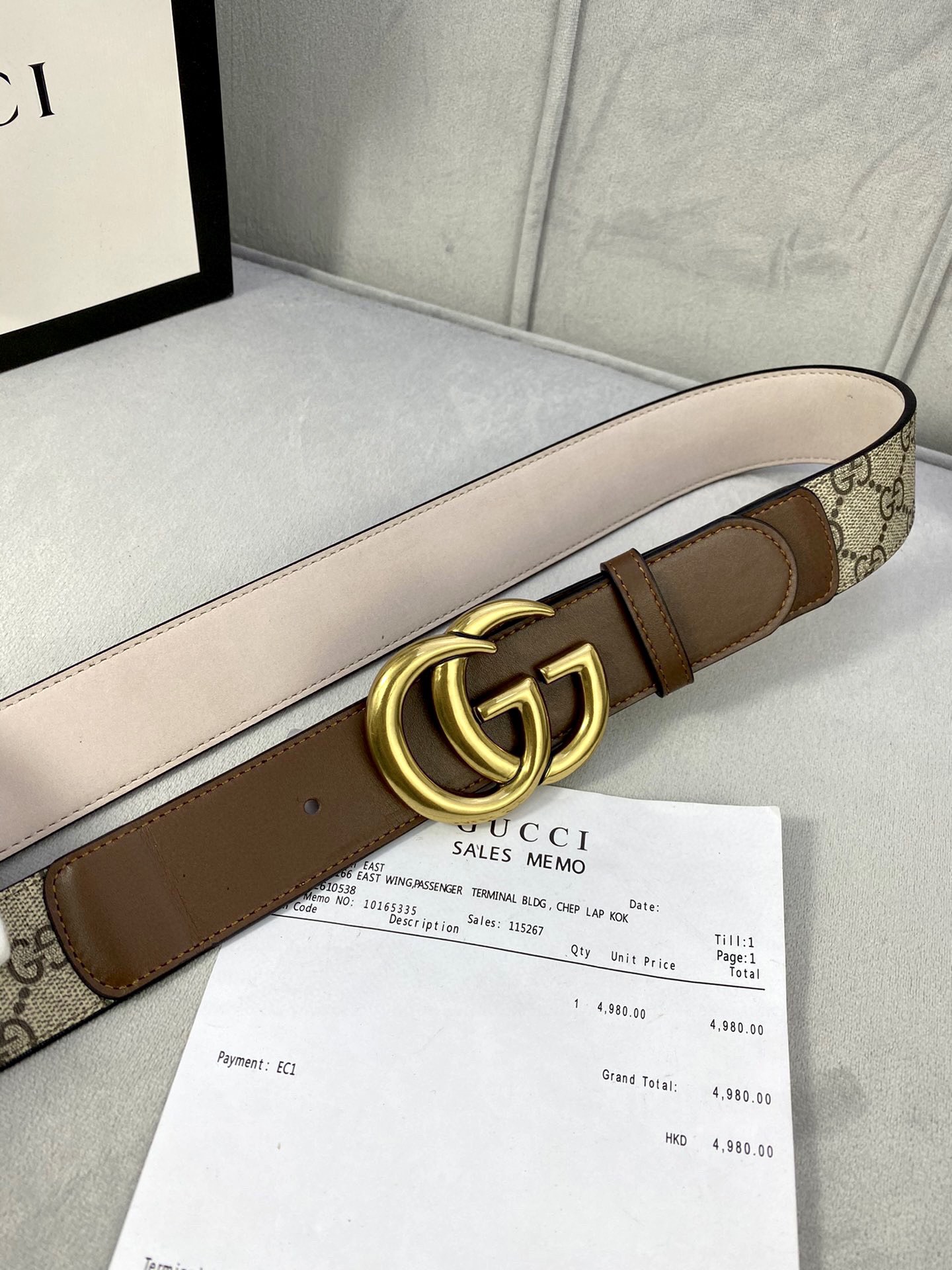 🅿️185宽度4.0cm gucci 这款腰带早秋系列中惊艳亮相，采用以标志性米色/乌木色组合呈现的品牌双G字母交织图案，与黑色皮革材质相得益彰。双G搭扣采用做旧效果，突显时尚造型。皮带 腰带