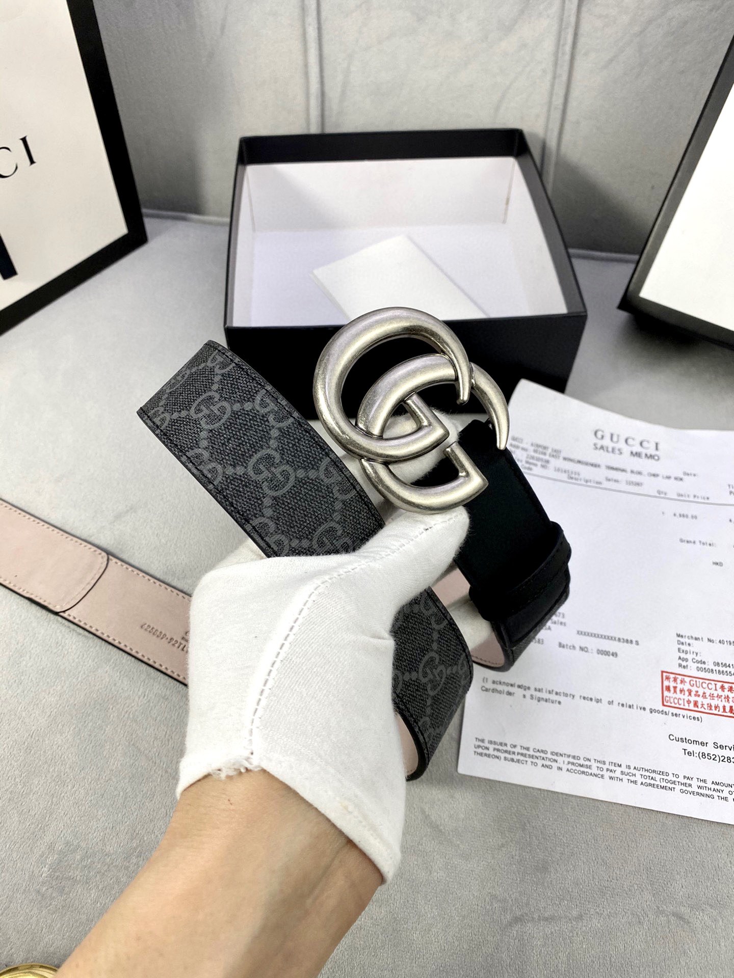 🅿️185宽度4.0cm gucci 这款腰带在早秋系列中惊艳亮相，采用以标志性米色/乌木色组合呈现的品牌双G字母交织图案，与黑色皮革材质相得益彰。双G搭扣采用做旧效果，突显时尚造型。皮带 腰带