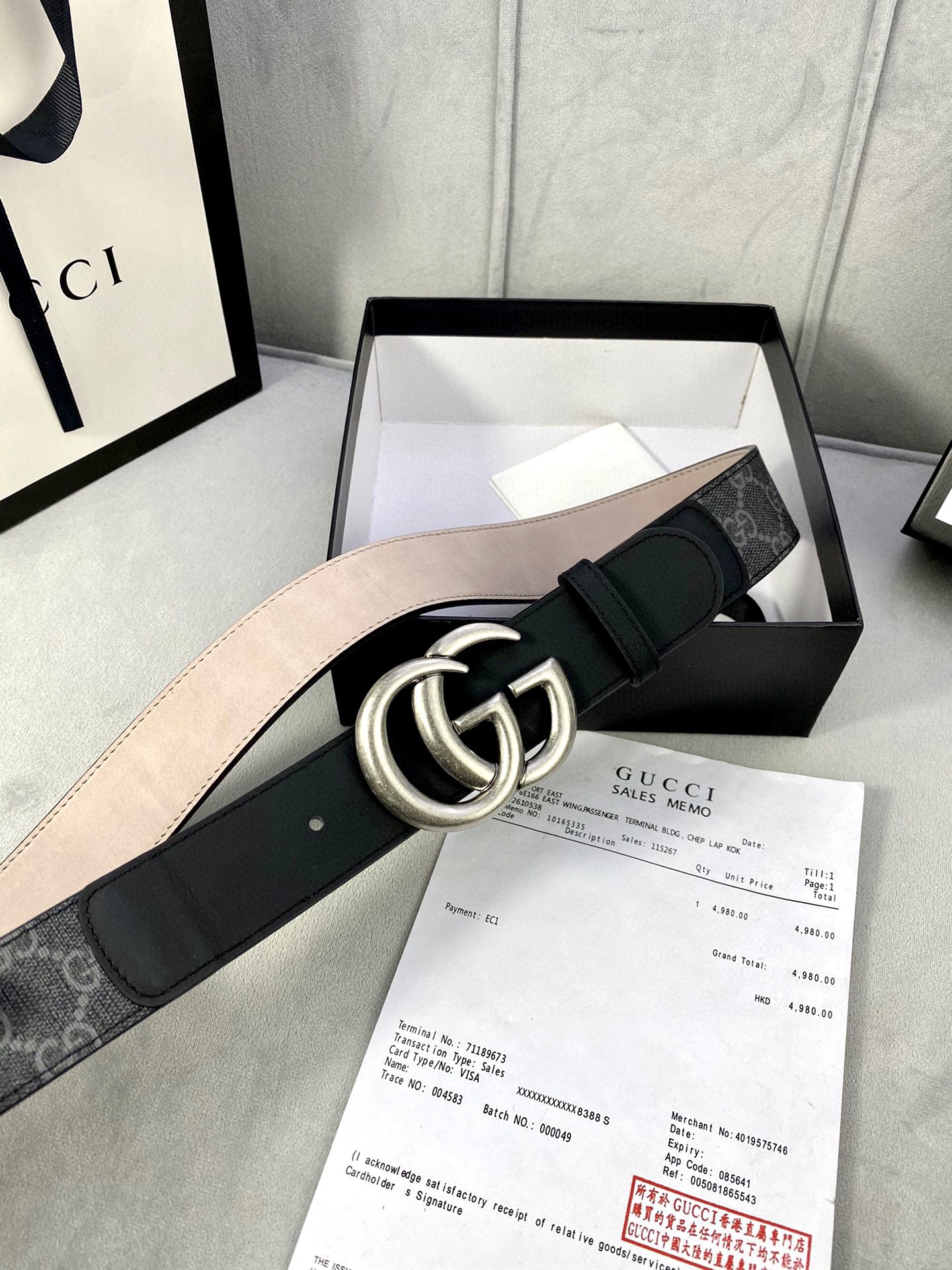🅿️185宽度4.0cm gucci 这款腰带在早秋系列中惊艳亮相，采用以标志性米色/乌木色组合呈现的品牌双G字母交织图案，与黑色皮革材质相得益彰。双G搭扣采用做旧效果，突显时尚造型。皮带 腰带