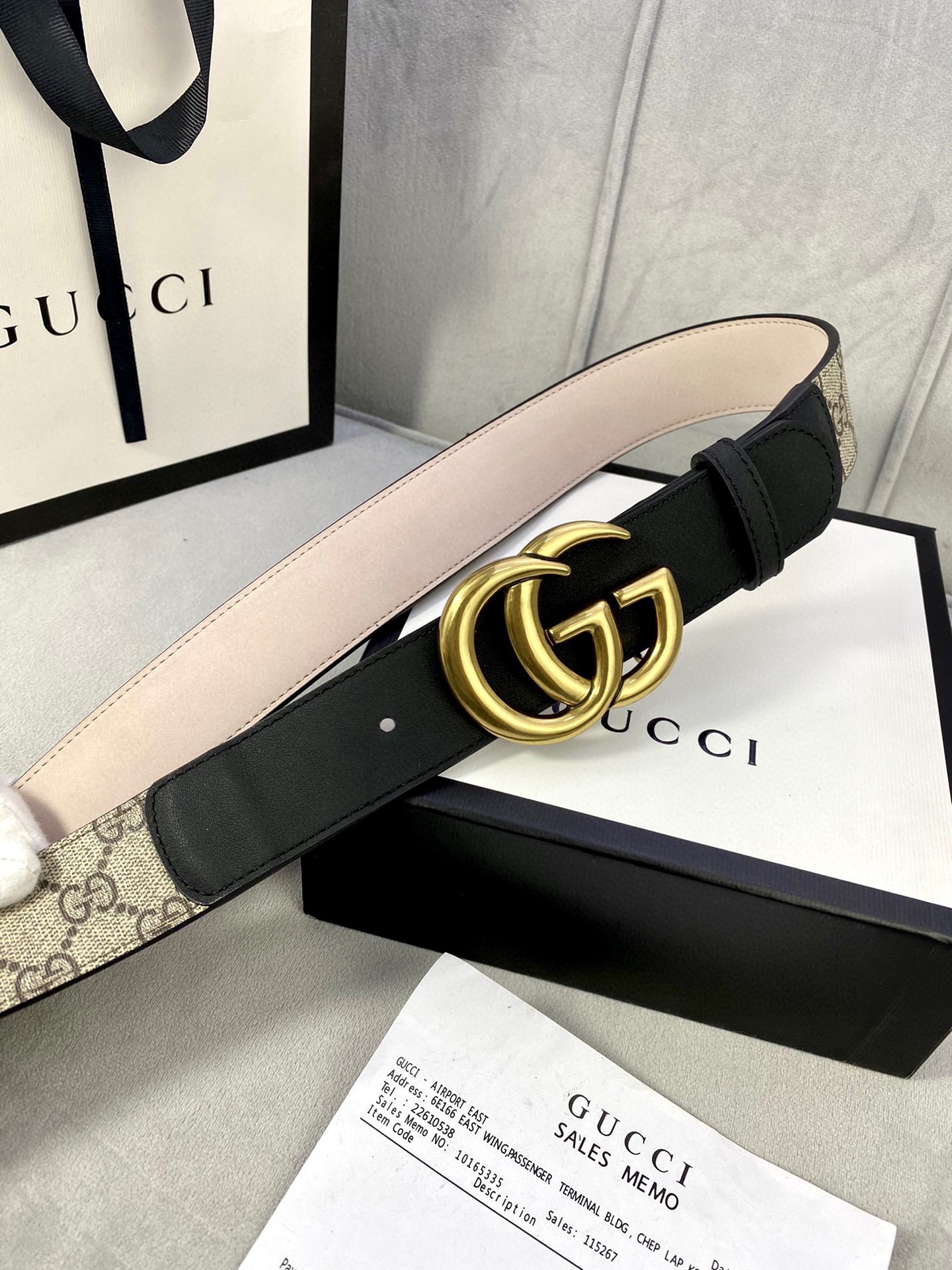 🅿️185宽度4.0cm gucci 这款腰带在早秋系列中惊艳亮相，采用以标志性米色/乌木色组合呈现的品牌双G字母交织图案，与黑色皮革材质相得益彰。双G搭扣采用做旧效果，突显时尚造型。皮带 腰带