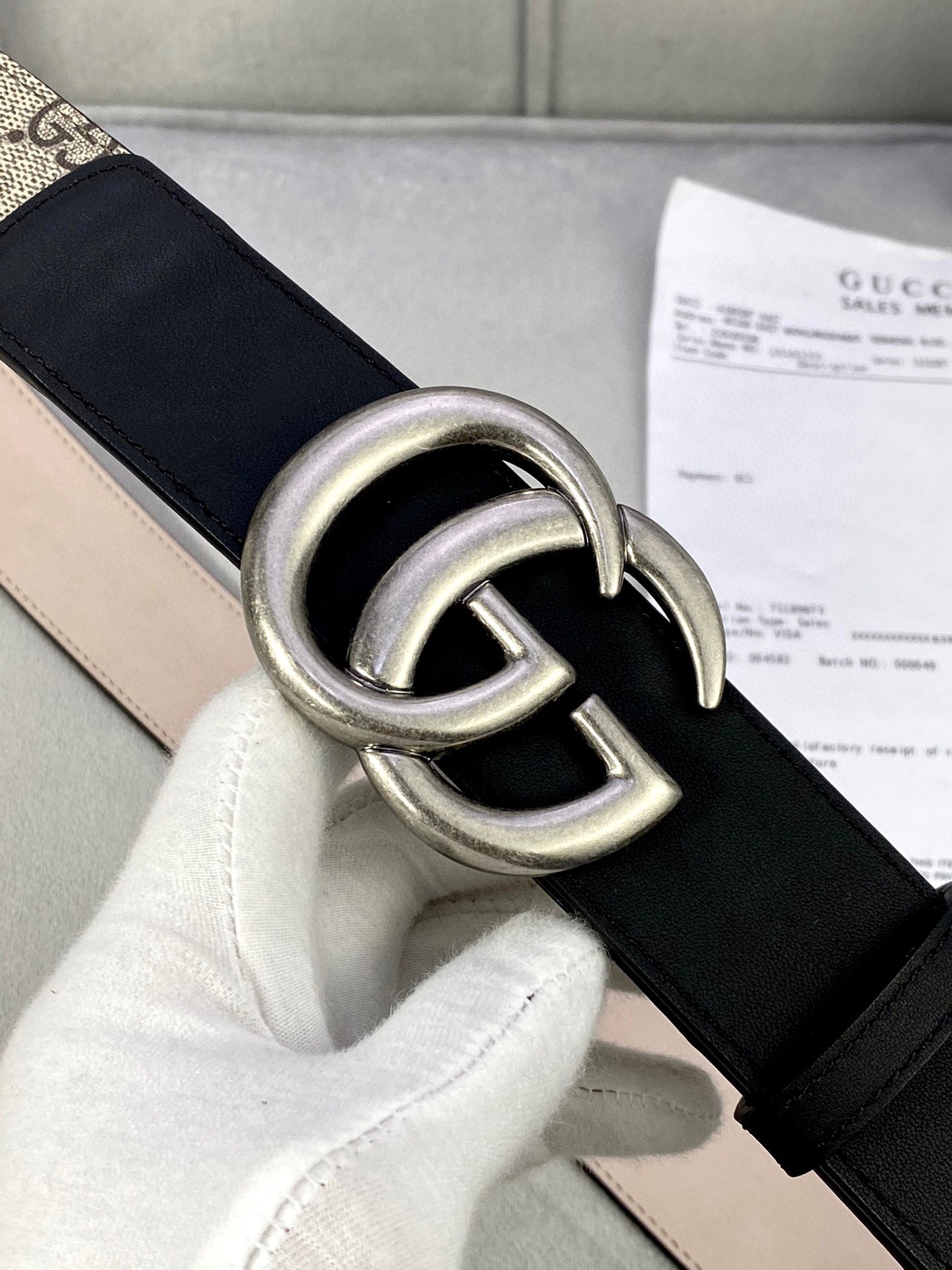 🅿️185宽度4.0cm gucci 这款腰带在早秋系列中惊艳亮相，采用以标志性米色/乌木色组合呈现的品牌双G字母交织图案，与黑色皮革材质相得益彰。双G搭扣采用做旧效果，突显时尚造型。皮带 腰带