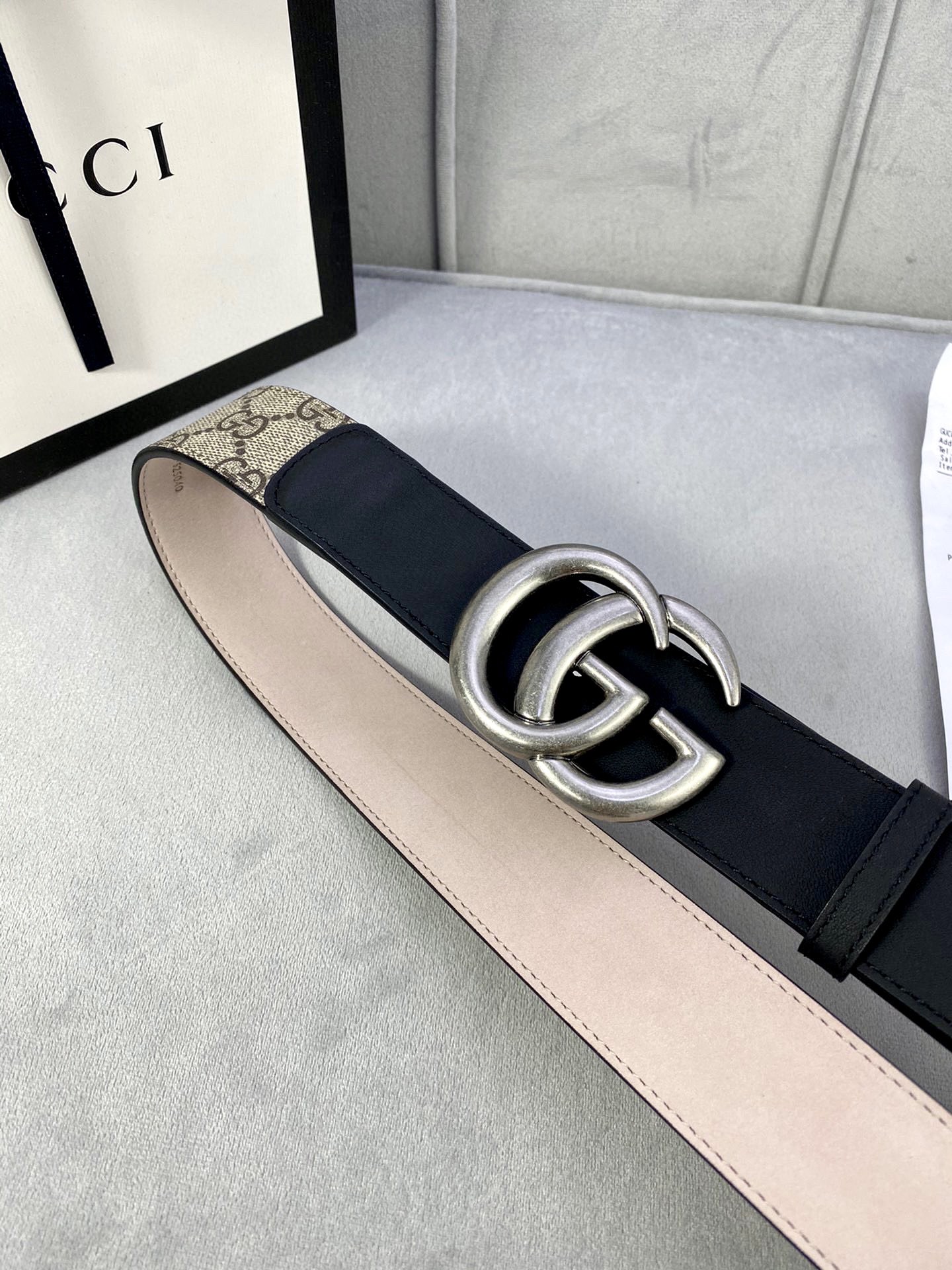 🅿️185宽度4.0cm gucci 这款腰带在早秋系列中惊艳亮相，采用以标志性米色/乌木色组合呈现的品牌双G字母交织图案，与黑色皮革材质相得益彰。双G搭扣采用做旧效果，突显时尚造型。皮带 腰带