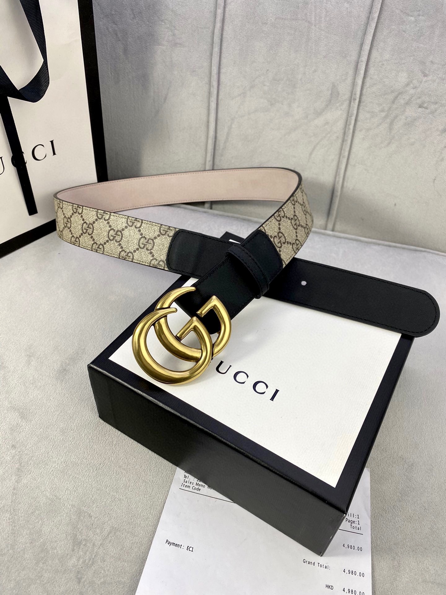 🅿️185宽度4.0cm gucci 这款腰带在早秋系列中惊艳亮相，采用以标志性米色/乌木色组合呈现的品牌双G字母交织图案，与黑色皮革材质相得益彰。双G搭扣采用做旧效果，突显时尚造型。皮带 腰带