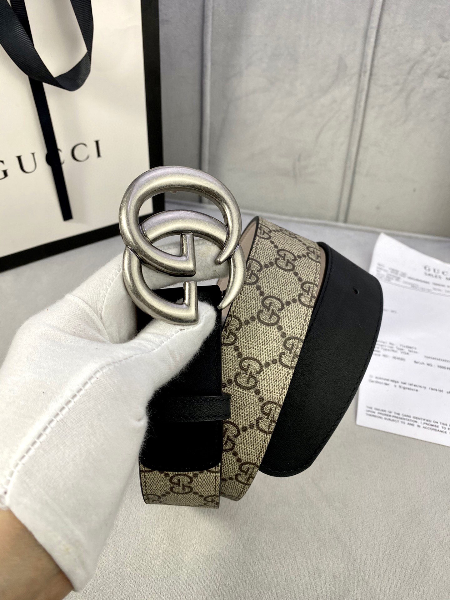 🅿️185宽度4.0cm gucci 这款腰带在早秋系列中惊艳亮相，采用以标志性米色/乌木色组合呈现的品牌双G字母交织图案，与黑色皮革材质相得益彰。双G搭扣采用做旧效果，突显时尚造型。皮带 腰带