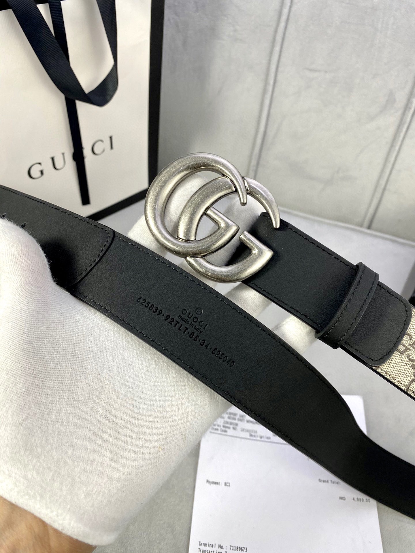 🅿️185宽度4.0cm gucci 这款腰带在早秋系列中惊艳亮相，采用以标志性米色/乌木色组合呈现的品牌双G字母交织图案，与黑色皮革材质相得益彰。双G搭扣采用做旧效果，突显时尚造型。皮带 腰带