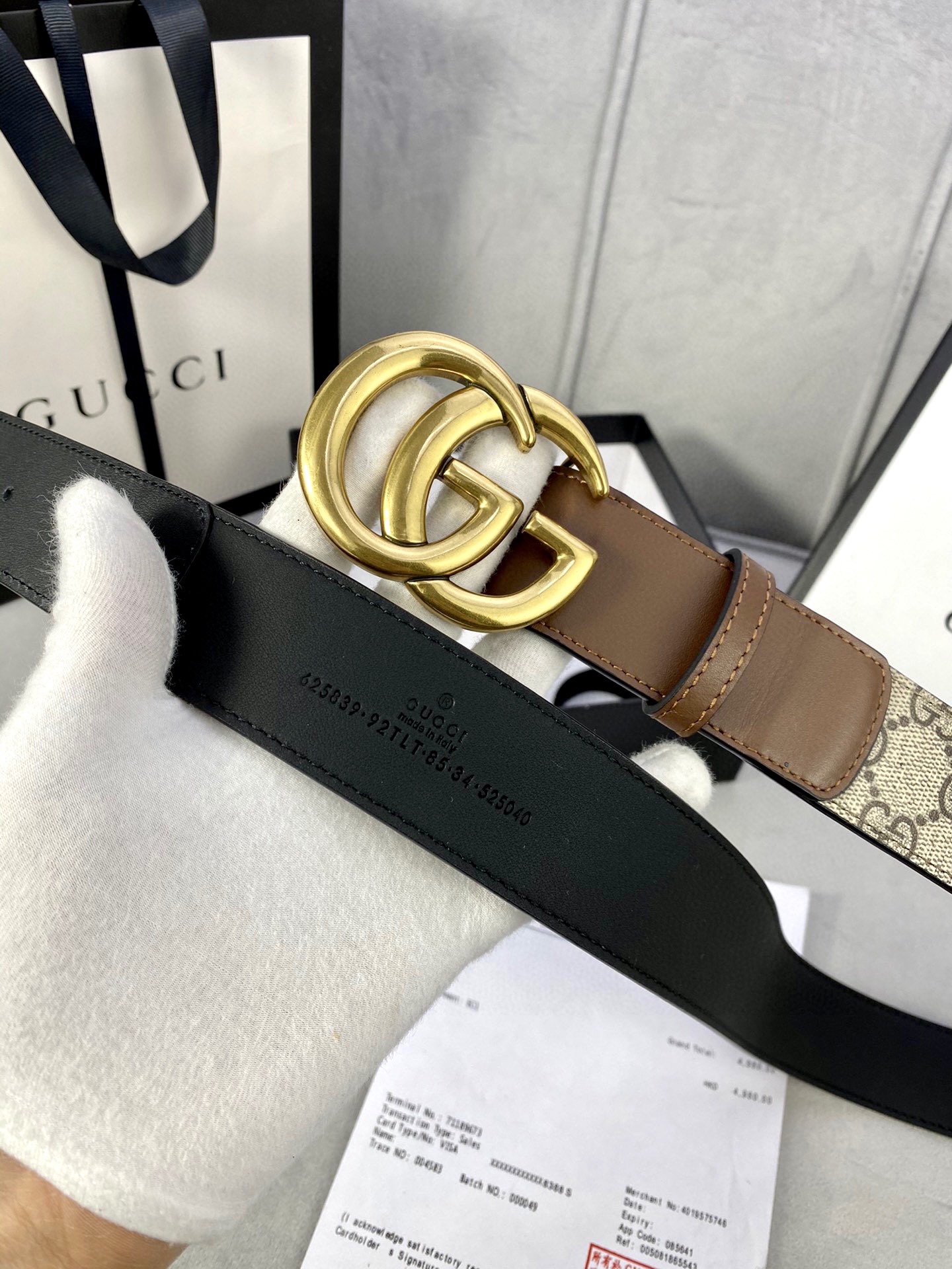 🅿️185宽度4.0cm gucci 这款腰带在早秋系列中惊艳亮相，采用以标志性米色/乌木色组合呈现的品牌双G字母交织图案，与黑色皮革材质相得益彰。双G搭扣采用做旧效果，突显时尚造型。皮带 腰带