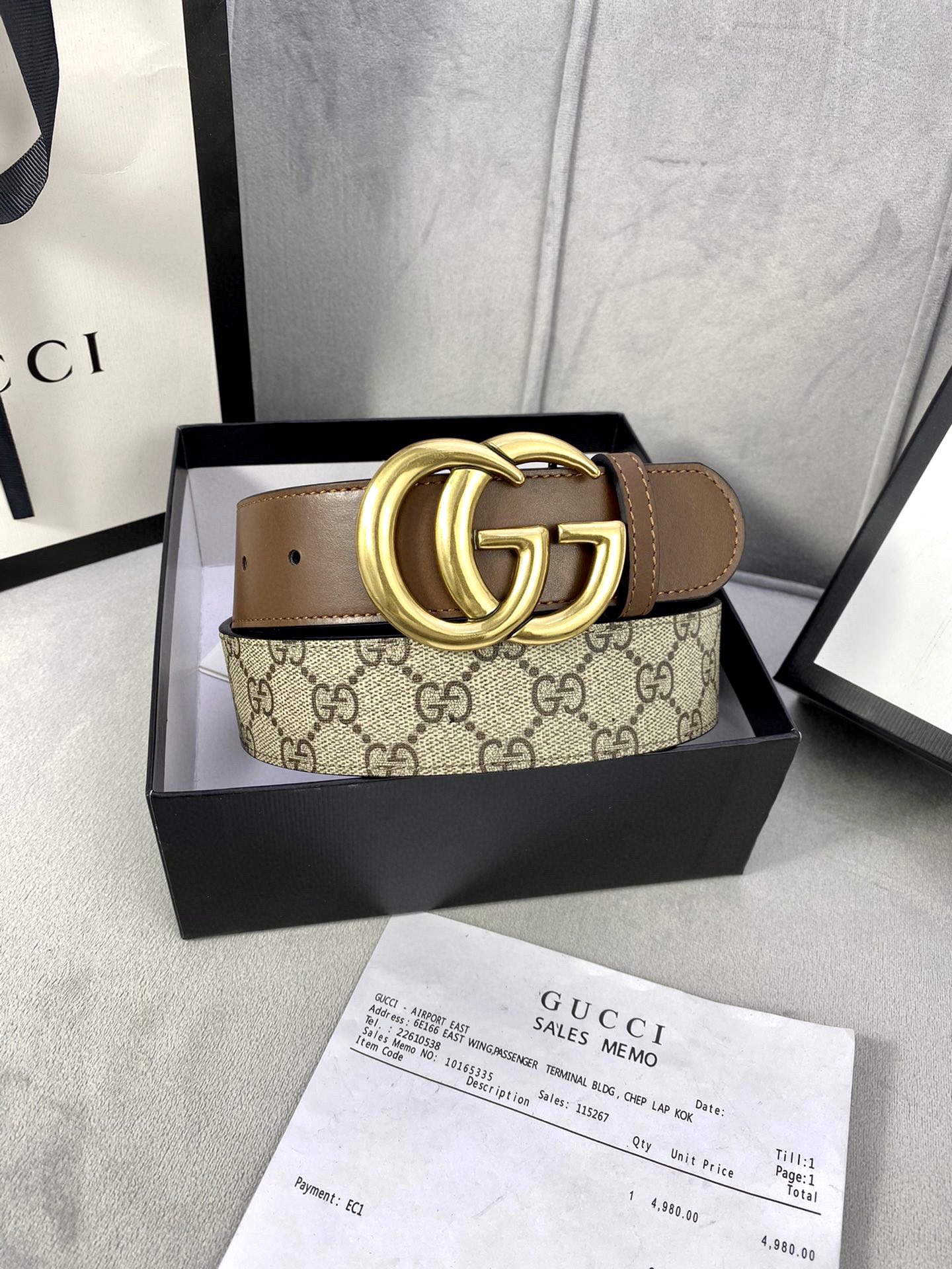 🅿️185宽度4.0cm gucci 这款腰带在早秋系列中惊艳亮相，采用以标志性米色/乌木色组合呈现的品牌双G字母交织图案，与黑色皮革材质相得益彰。双G搭扣采用做旧效果，突显时尚造型。皮带 腰带