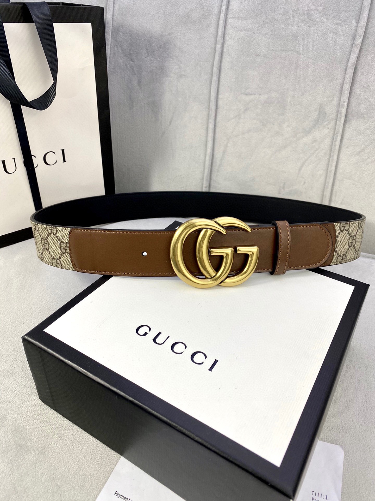 🅿️185宽度4.0cm gucci 这款腰带在早秋系列中惊艳亮相，采用以标志性米色/乌木色组合呈现的品牌双G字母交织图案，与黑色皮革材质相得益彰。双G搭扣采用做旧效果，突显时尚造型。皮带 腰带