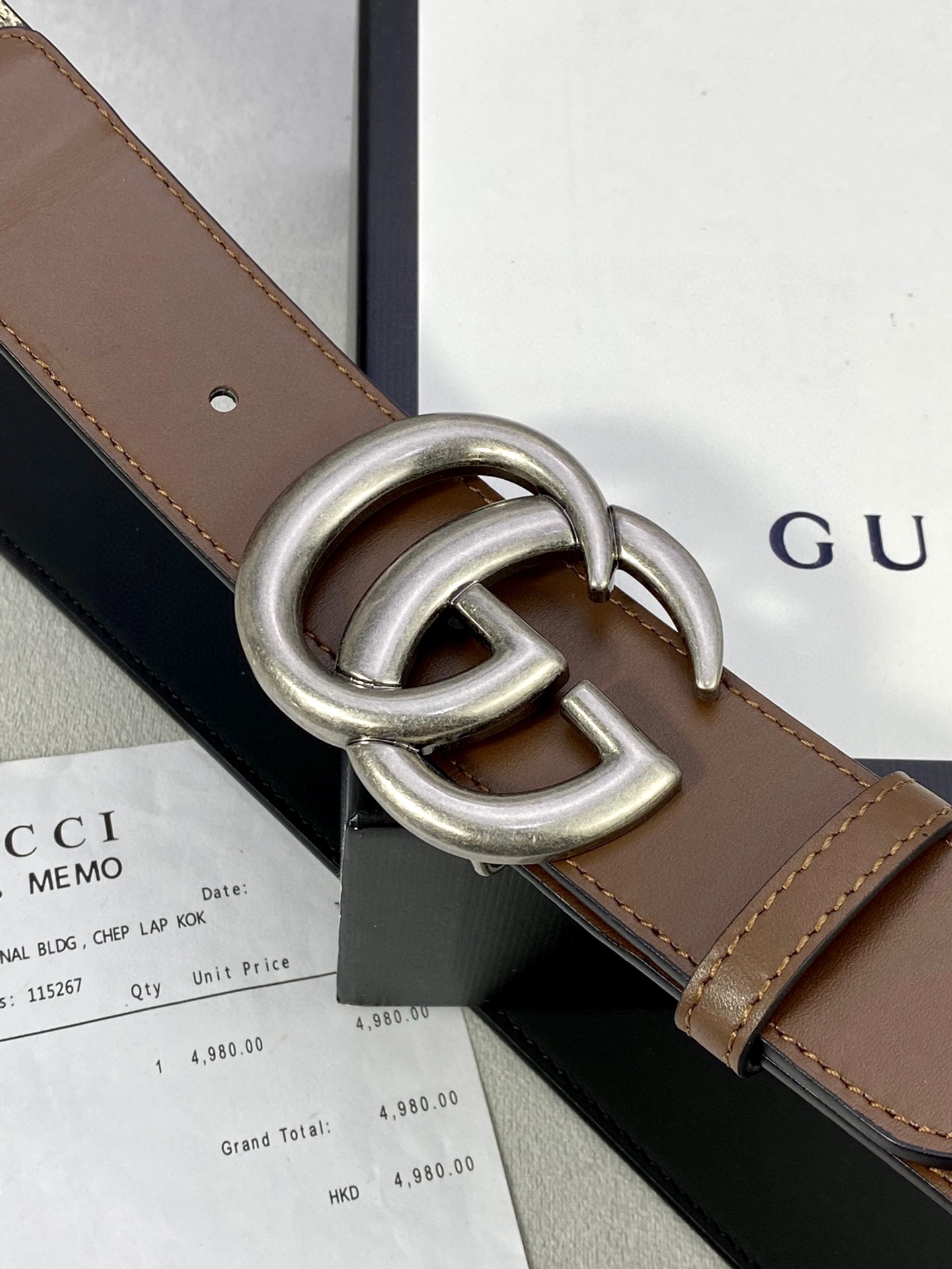 🅿️185宽度4.0cm gucci 这款腰带在早秋系列中惊艳亮相，采用以标志性米色/乌木色组合呈现的品牌双G字母交织图案，与黑色皮革材质相得益彰。双G搭扣采用做旧效果，突显时尚造型。皮带 腰带