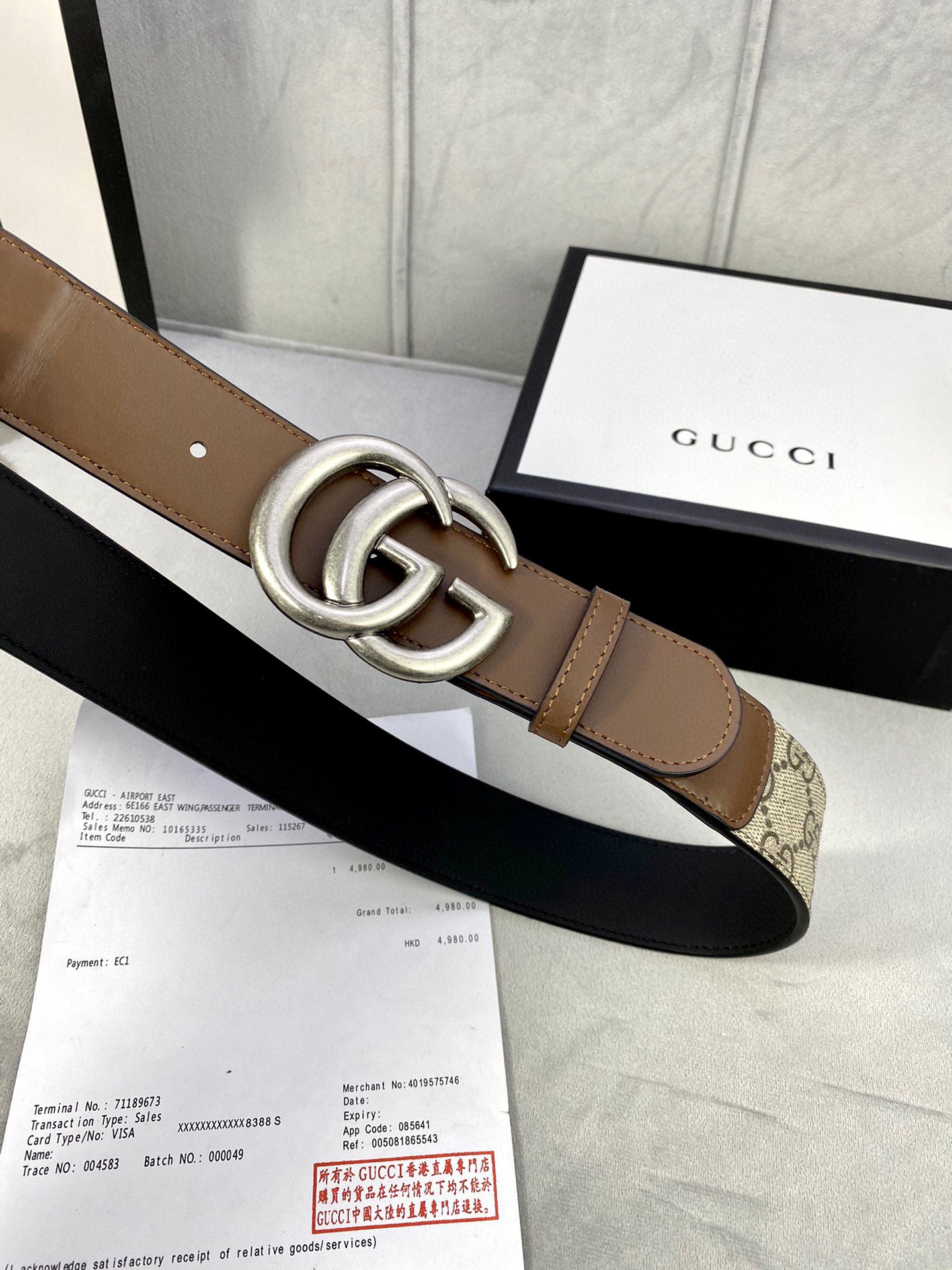 🅿️185宽度4.0cm gucci 这款腰带在早秋系列中惊艳亮相，采用以标志性米色/乌木色组合呈现的品牌双G字母交织图案，与黑色皮革材质相得益彰。双G搭扣采用做旧效果，突显时尚造型。皮带 腰带
