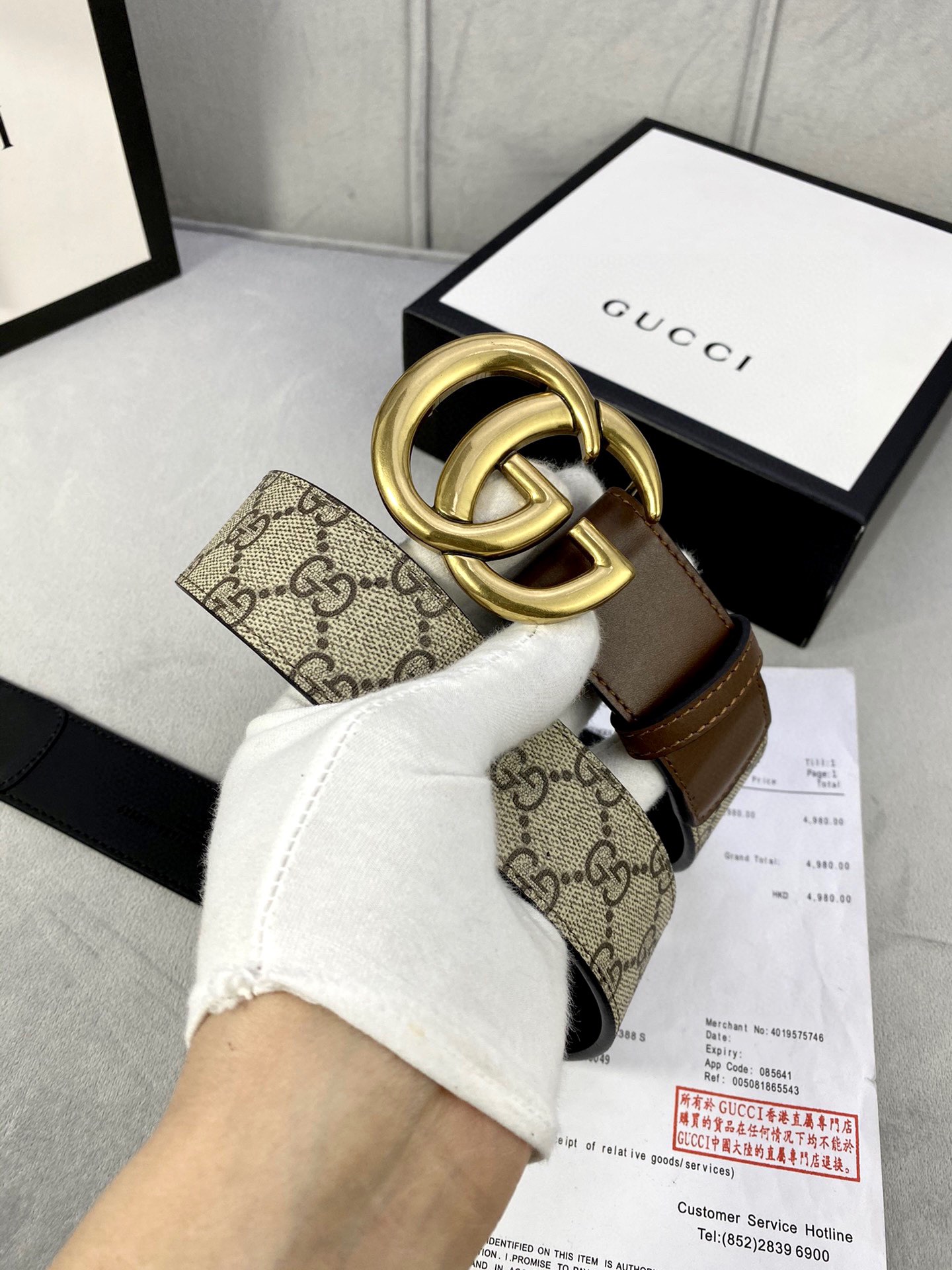 🅿️185宽度4.0cm gucci 这款腰带在早秋系列中惊艳亮相，采用以标志性米色/乌木色组合呈现的品牌双G字母交织图案，与黑色皮革材质相得益彰。双G搭扣采用做旧效果，突显时尚造型。皮带 腰带