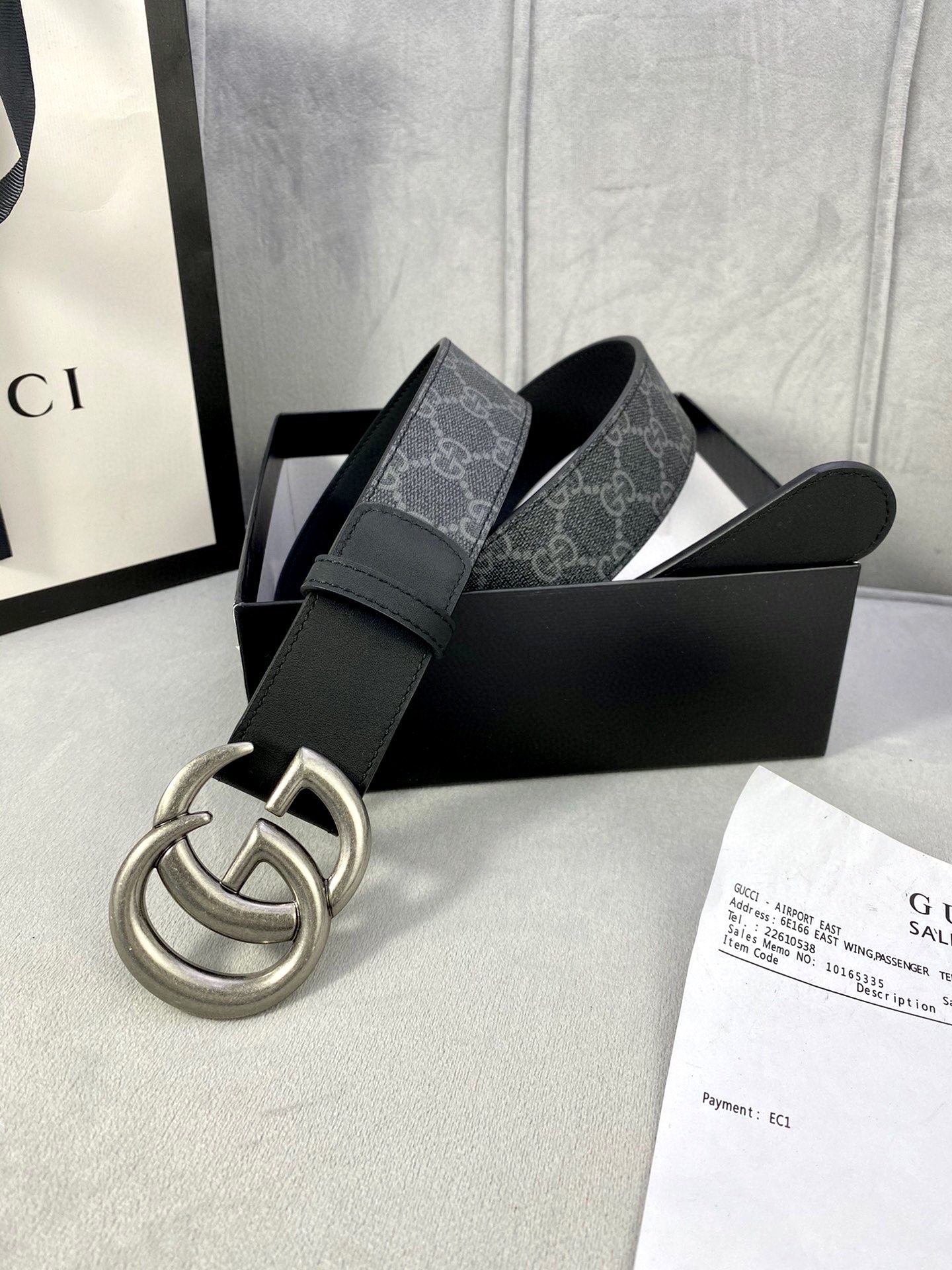 🅿️185宽度4.0cm gucci 这款腰带在早秋系列中惊艳亮相，采用以标志性米色/乌木色组合呈现的品牌双G字母交织图案，与黑色皮革材质相得益彰。双G搭扣采用做旧效果，突显时尚造型。皮带 腰带