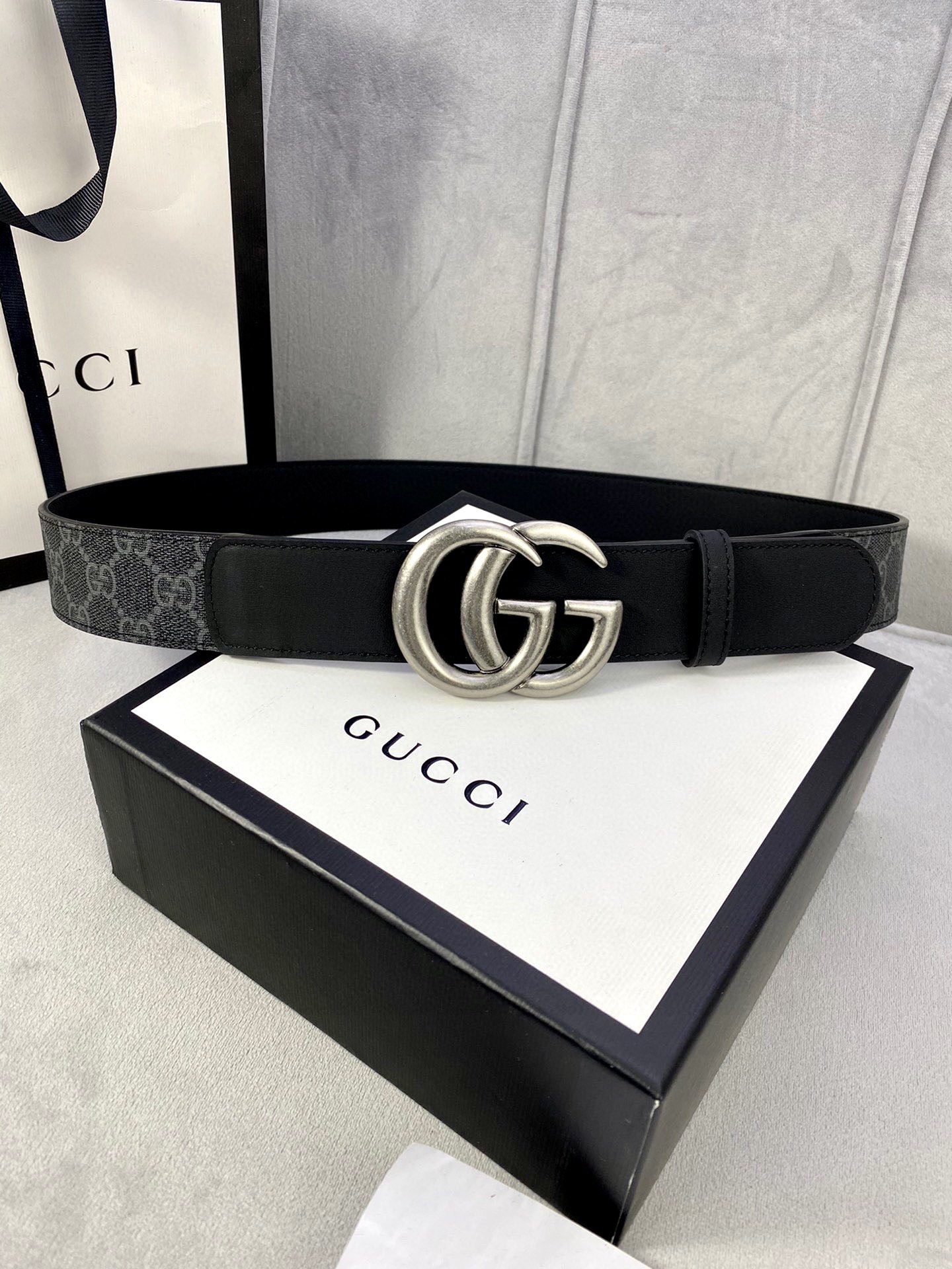 🅿️185宽度4.0cm gucci 这款腰带在早秋系列中惊艳亮相，采用以标志性米色/乌木色组合呈现的品牌双G字母交织图案，与黑色皮革材质相得益彰。双G搭扣采用做旧效果，突显时尚造型。皮带 腰带