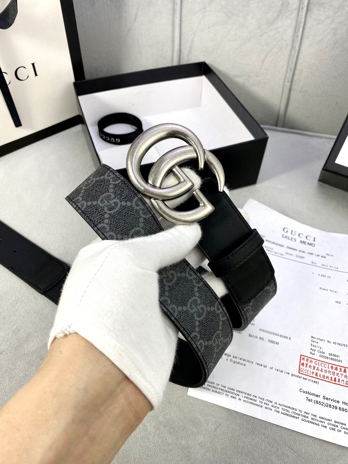 🅿️185宽度4.0cm gucci 这款腰带在早秋系列中惊艳亮相，采用以标志性米色/乌木色组合呈现的品牌双G字母交织图案，与黑色皮革材质相得益彰。双G搭扣采用做旧效果，突显时尚造型。皮带 腰带
