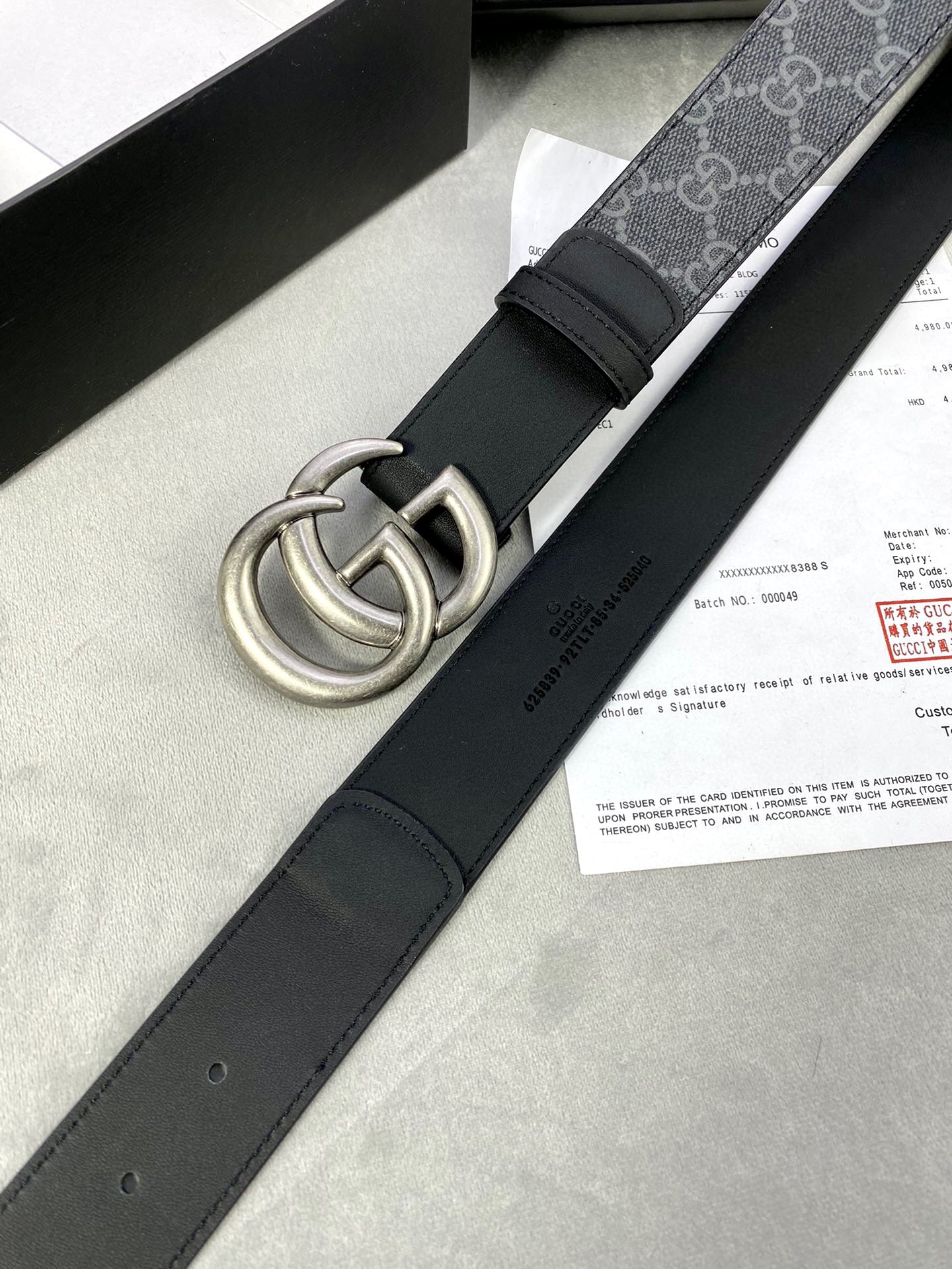 🅿️185宽度4.0cm gucci 这款腰带在早秋系列中惊艳亮相，采用以标志性米色/乌木色组合呈现的品牌双G字母交织图案，与黑色皮革材质相得益彰。双G搭扣采用做旧效果，突显时尚造型。皮带 腰带